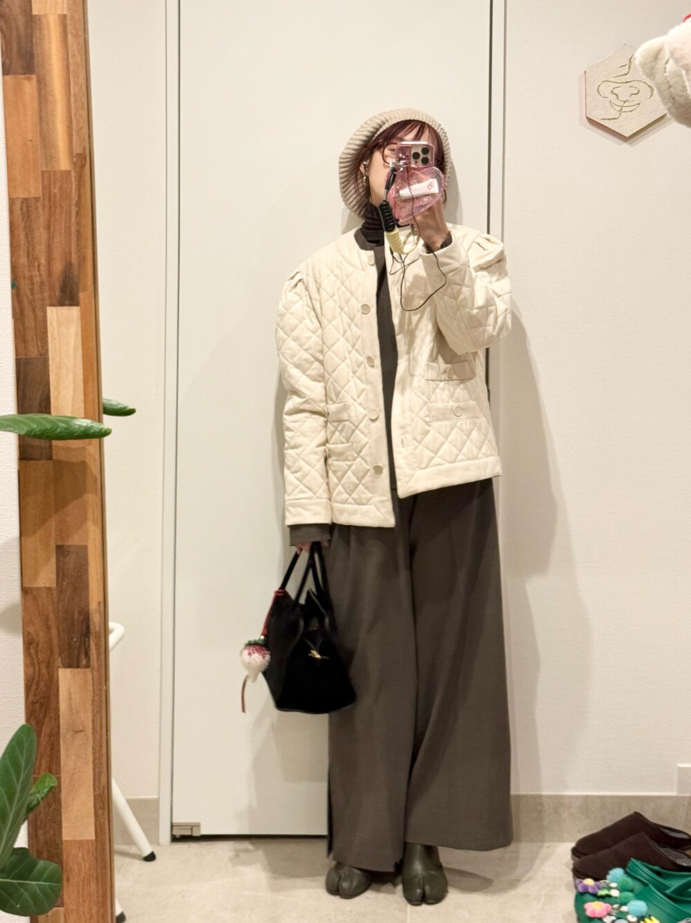「ニットベレー帽、ベレー帽、béret、GANNI、ガニー、154cm、高橋愛、Uhr、ウーア、オールインワン、OSHIMA REI」｜「OSHIMA REIのアイテム（ジャケット/アウター、ホワイト系）」を使った、高橋愛さん（レディース・154cm）の春コーディネートの1枚目の写真