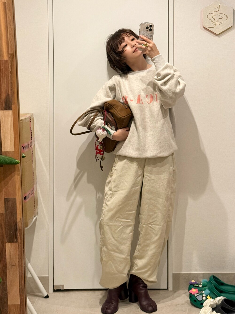 「BEAMS BOY、ビームス、ビームスボーイ、高橋愛、スウェット、オートミール、ユニクロユー、UNIQLO U、154cm、足袋ブーツ、Maison Margiela、マルジェラ、MARGE SHERWOOD、LOEWE、ジブリ」｜「BEAMS BOYのChampion / ロゴ リバースウィーブ(R) クルーネック スウェットシャツ（スウェット、グレー系）」を使った、高橋愛さん（レディース・154cm）の秋コーディネートの1枚目の写真