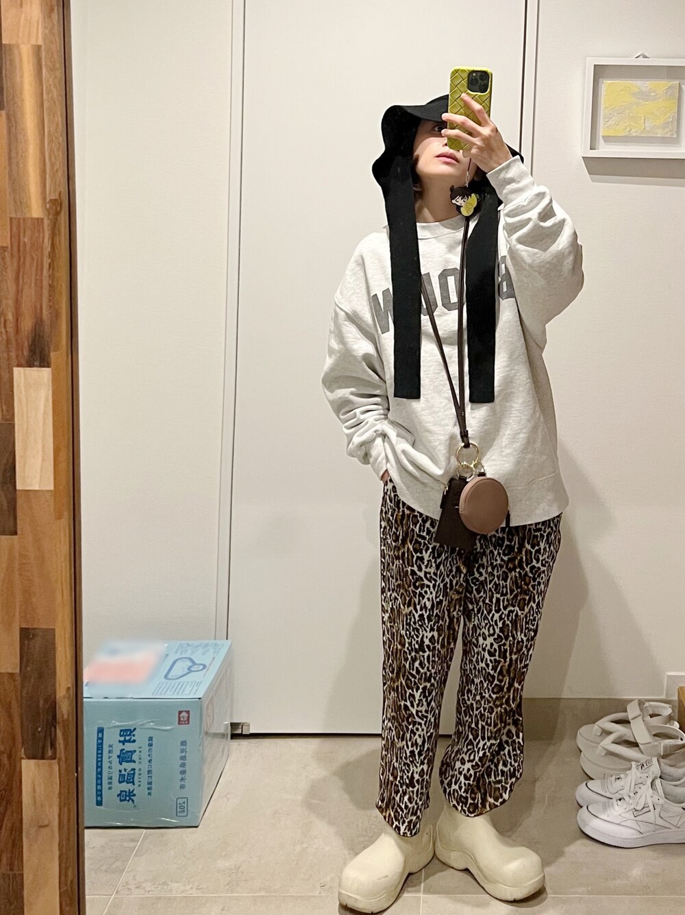 「ごきげんウィーク、春コーデ、大人カジュアル、着回しコーデ、カジュアル、ボーイッシュ、レオパード、豹柄、BOTTEGA VENETA、レインブーツ、OSHIMA REI、medium、BEAMS、スウェット、ViS」｜「BEAMSのBEAMS / ルーズ カレッジ スウェット クルー（スウェット、グレー系）」を使った、高橋愛さん（レディース・154cm）の春コーディネートの1枚目の写真