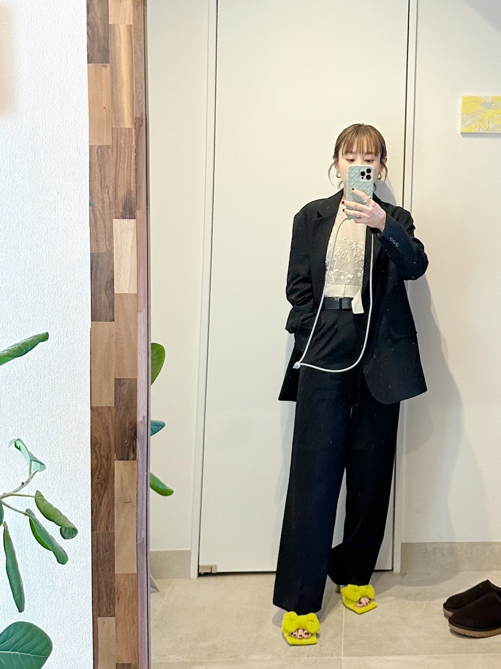 「大人コーデ、おでかけコーデ、きれいめコーディネート、春アウター、大人女子、DAISUKE TANAKA、TANAKA DAISUKE、高橋愛、154cm、レース、刺繍、オーバーサイズ、セットアップ、BOTTEGA VENETA、ミュール」｜「UNIQLOのアイテム（ジャケット/アウター、ブラック系）」を使った、高橋愛さん（レディース・154cm）の冬コーディネートの1枚目の写真