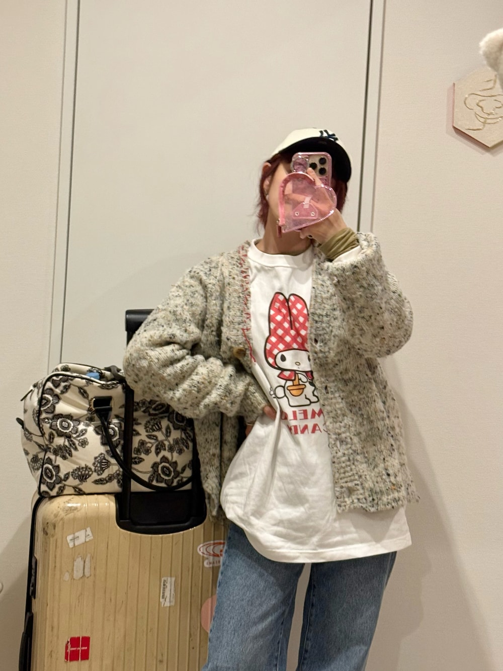 「Candy Stripper、SANRIO、サンリオコラボ、カットソー、オーバーサイズ、カーディガン、154cm、Maison Margiela、ニットカーディガン、デニム、FUMIE=TANAKA」｜「Candy Stripperの【MY MELODY】HUGGING PEPE L/S Tシャツ（Tシャツ/カットソー、ホワイト系）」を使った、高橋愛さん（レディース・154cm）の冬コーディネートの1枚目の写真