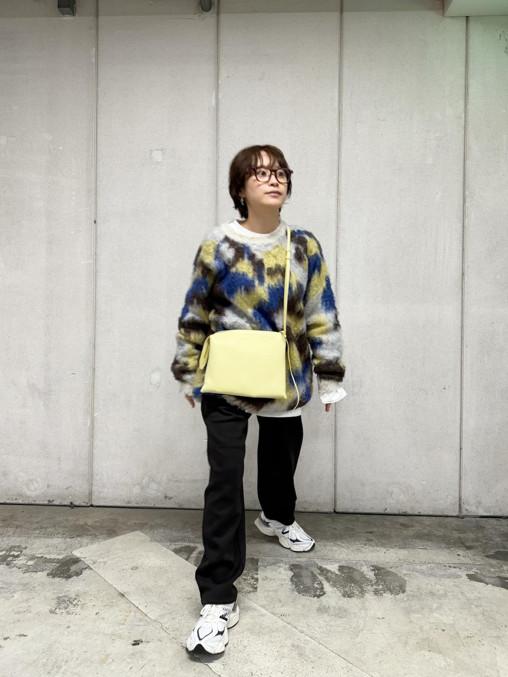 「朗読劇、お稽古、ファッションを楽しもう、高橋愛、154cm、The Row、スニーカー、ショートヘア、メガネ女子、ニューバランス」｜「THE ROWのアイテム（バッグ、イエロー系）」を使った、高橋愛さん（レディース・154cm）の秋コーディネートの1枚目の写真