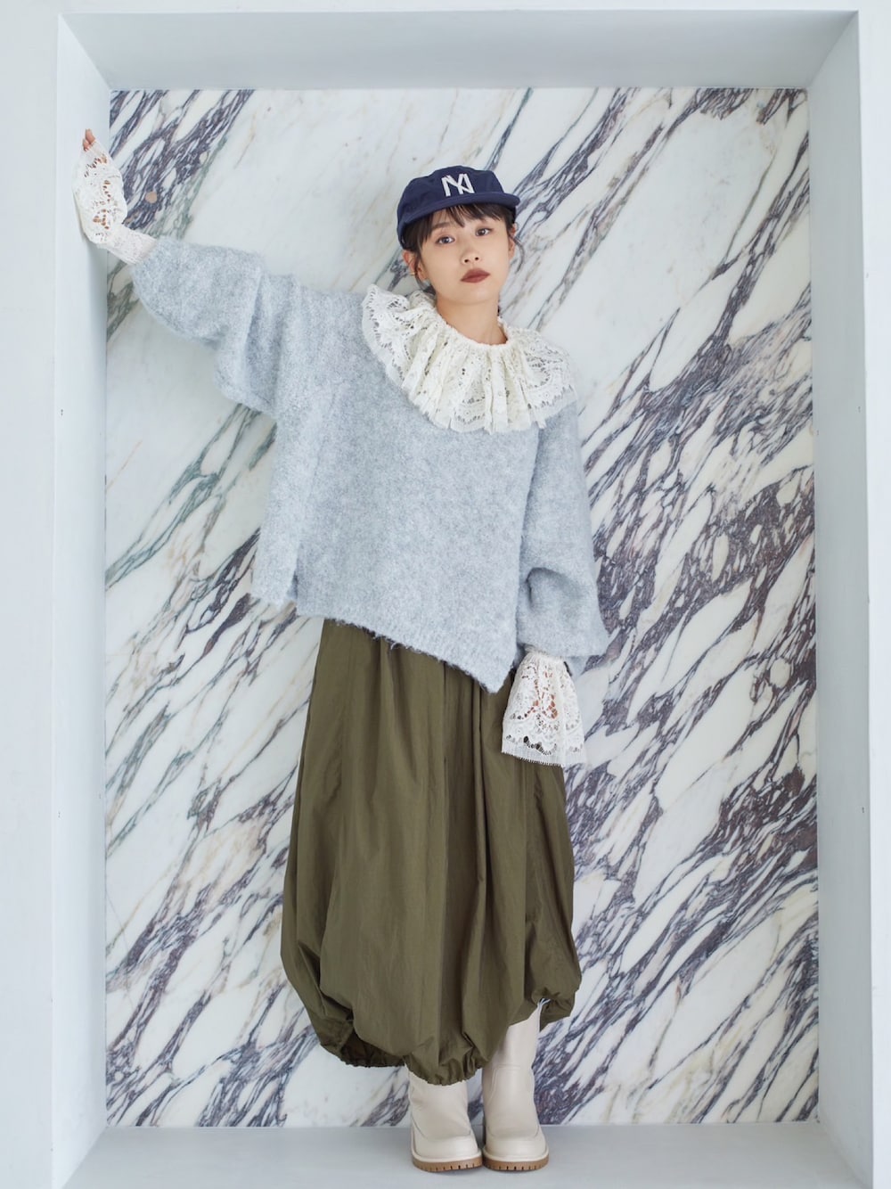 「ラグシー愛、アメリカンラグシー、AMERICAN RAG CIE、ニット、レイヤリング、高橋愛、154cm」｜「AMERICAN RAG CIEの【高橋愛さんコラボ】ブークレショートニットプルオーバー（ニット/セーター、グレー系）」を使った、高橋愛さん（レディース・154cm）の秋コーディネートの1枚目の写真