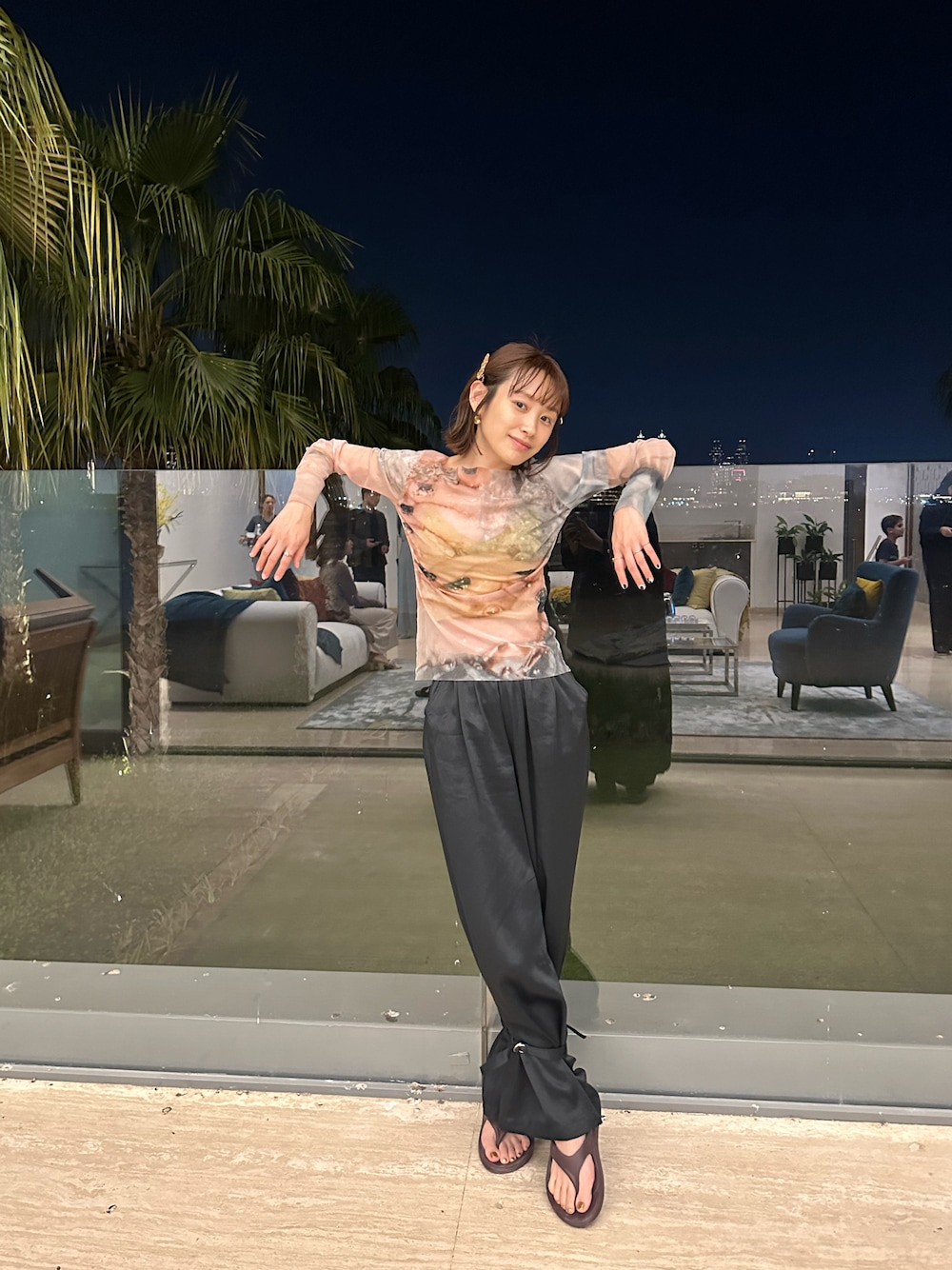 「大人カジュアル、パンツスタイル、秋服、旅行、ドバイ、ドバイスタイル、Dubai、ドバイコーデ、高橋愛、154cm、oofos、fukuu、ふくうコーデ、disco」｜「fukuuのアセテートサテン 2way ワイドパンツ（その他パンツ、ブラック系）」を使った、高橋愛さん（レディース・154cm）の秋コーディネートの1枚目の写真
