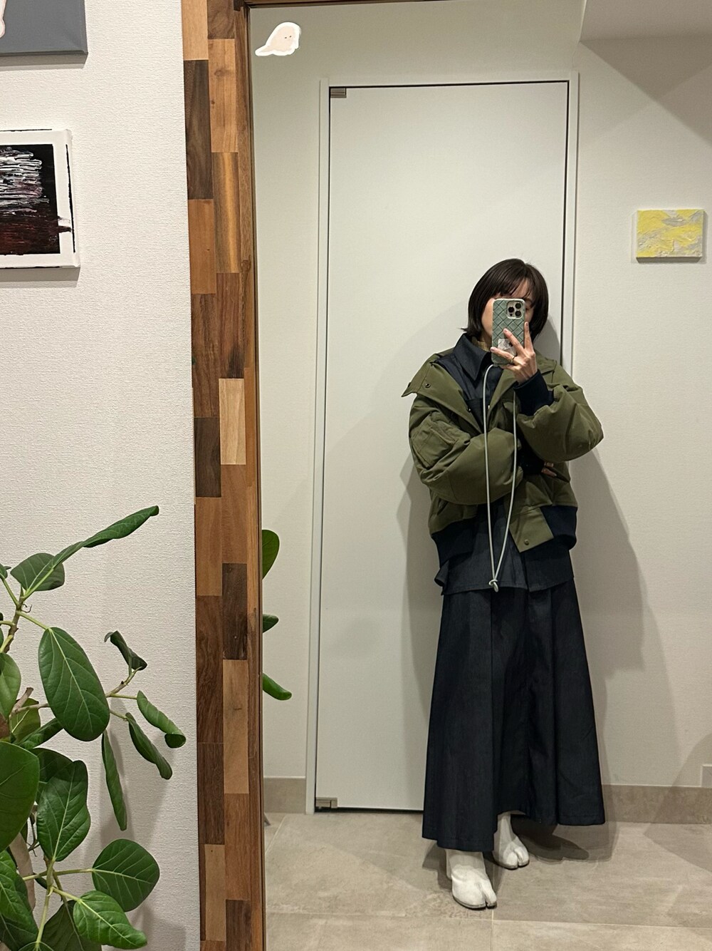 「春服デビュー宣言、春、fukuu、ふくうコーデ、高橋愛、MA-1、カーキ、セットアップ、デニム、デニムシャツ、デニムスカート」｜「fukuuのリサイクルポリエステル メンズライクボリュームアウター（ミリタリージャケット、グリーン系）」を使った、高橋愛さん（レディース・154cm）の春コーディネートの1枚目の写真