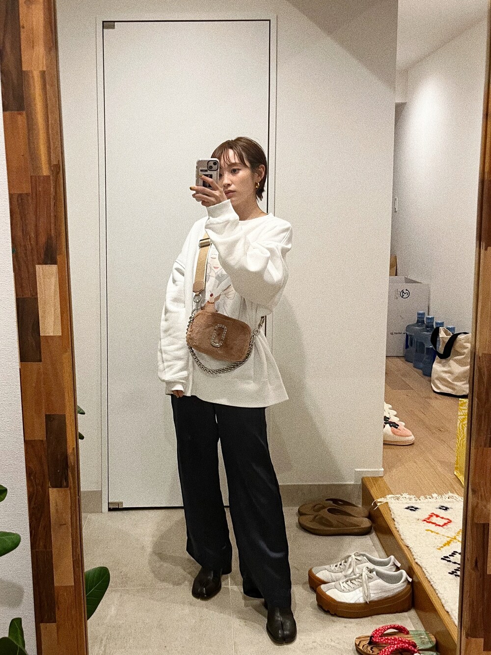 「大人カジュアル、ビッグシルエット、パンツスタイル、154cm、高橋愛、MARC JACOBS、ピンクが好き、ピンク、アセテートサテン、fukuu、ふくうコーデ」｜「yuiのアイテム（スウェット、ホワイト系）」を使った、高橋愛さん（レディース・154cm）の秋コーディネートの1枚目の写真