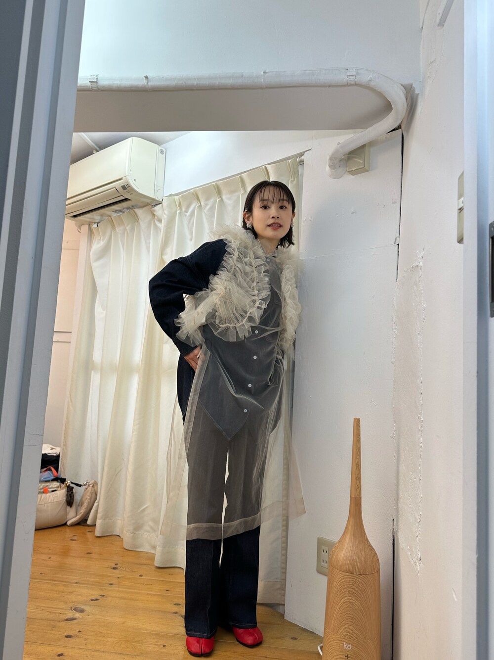 「ファッションを楽しもう、チュールが好き、チュール、ChikaKisada、チカキサダ、高橋愛、デニムセットアップ、AMERICAN RAG CIE、赤、差し色赤、赤が好き」｜「Chika Kisadaのアイテム（ワンピース/ドレス、ベージュ系）」を使った、高橋愛さん（レディース・154cm）の秋コーディネートの1枚目の写真