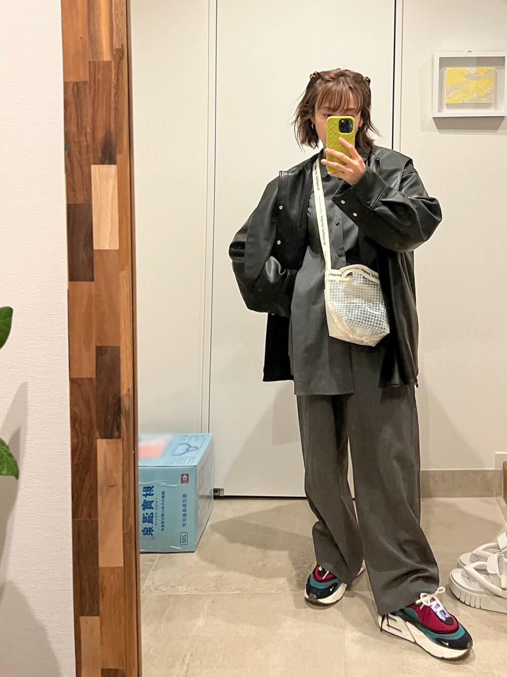 「セットアップ、holiday、ホリデー、高橋愛、154cm、beautiful people、春コーデ、カジュアルコーデ、ゆるコーデ、オトナ女子、お出かけコーデ、エコレザー、irene、アイレネ」｜「beautiful peopleのアイテム（バッグ、ホワイト系）」を使った、高橋愛さん（レディース・154cm）の春コーディネートの1枚目の写真