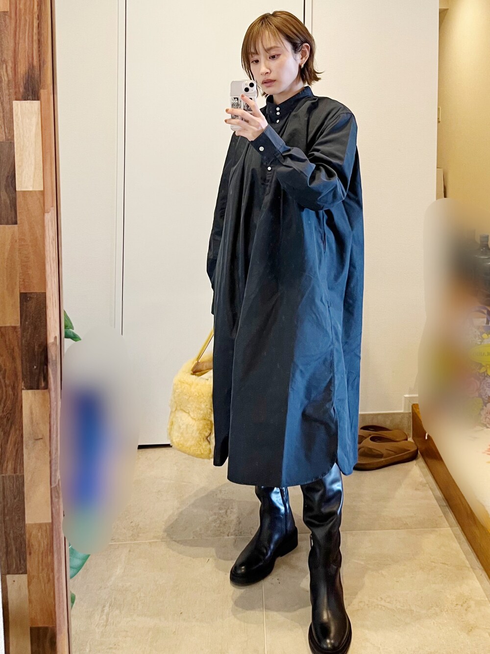 「UNIQLO U、ユニクロユー、UNIQLO、ユニクロ、154cm、オトナカジュアル、ロングブーツ、BEAMS」｜「UNIQLOのアイテム（シャツワンピース、ブルー系）」を使った、高橋愛さん（レディース・154cm）の冬コーディネートの1枚目の写真