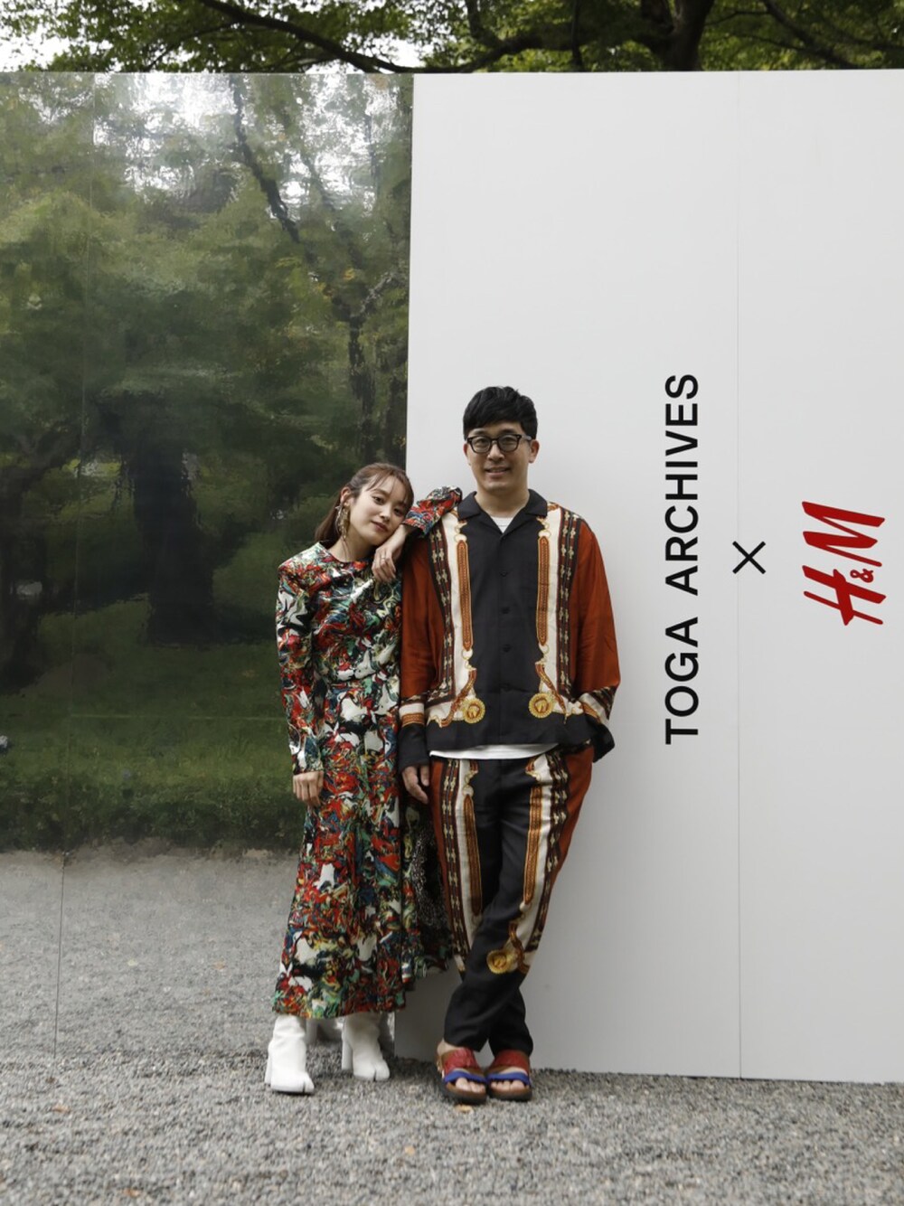 「TOGA、秋トレンド2021、toga × H&M、H&M、トーガ、高橋愛、オトナ女子、秋コーデ、ロングワンピース、tabi、Maison Margiela」｜「TOGA × H&Mのアイテム（ワンピース/ドレス、レッド系）」を使った、高橋愛さん（レディース・154cm）の夏コーディネートの1枚目の写真
