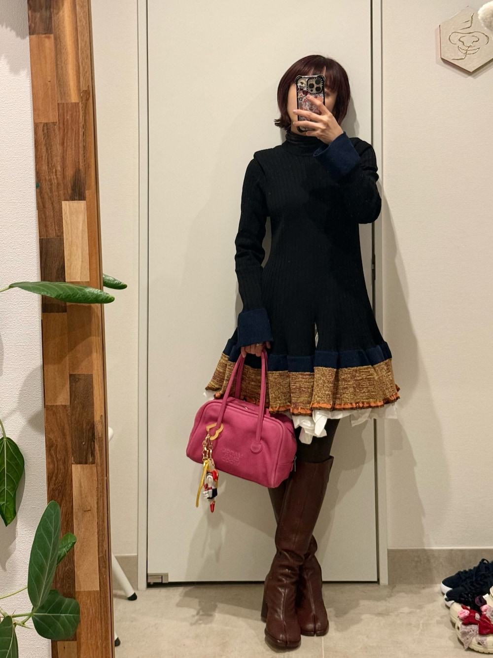 「冬コーデ、ニットワンピース、TOGA、MARGE SHERWOOD、Maison Margiela、足袋ブーツ、高橋愛、154cm」｜「TOGAのアイテム（ワンピース/ドレス、ブラック系）」を使った、高橋愛さん（レディース・154cm）の冬コーディネートの1枚目の写真