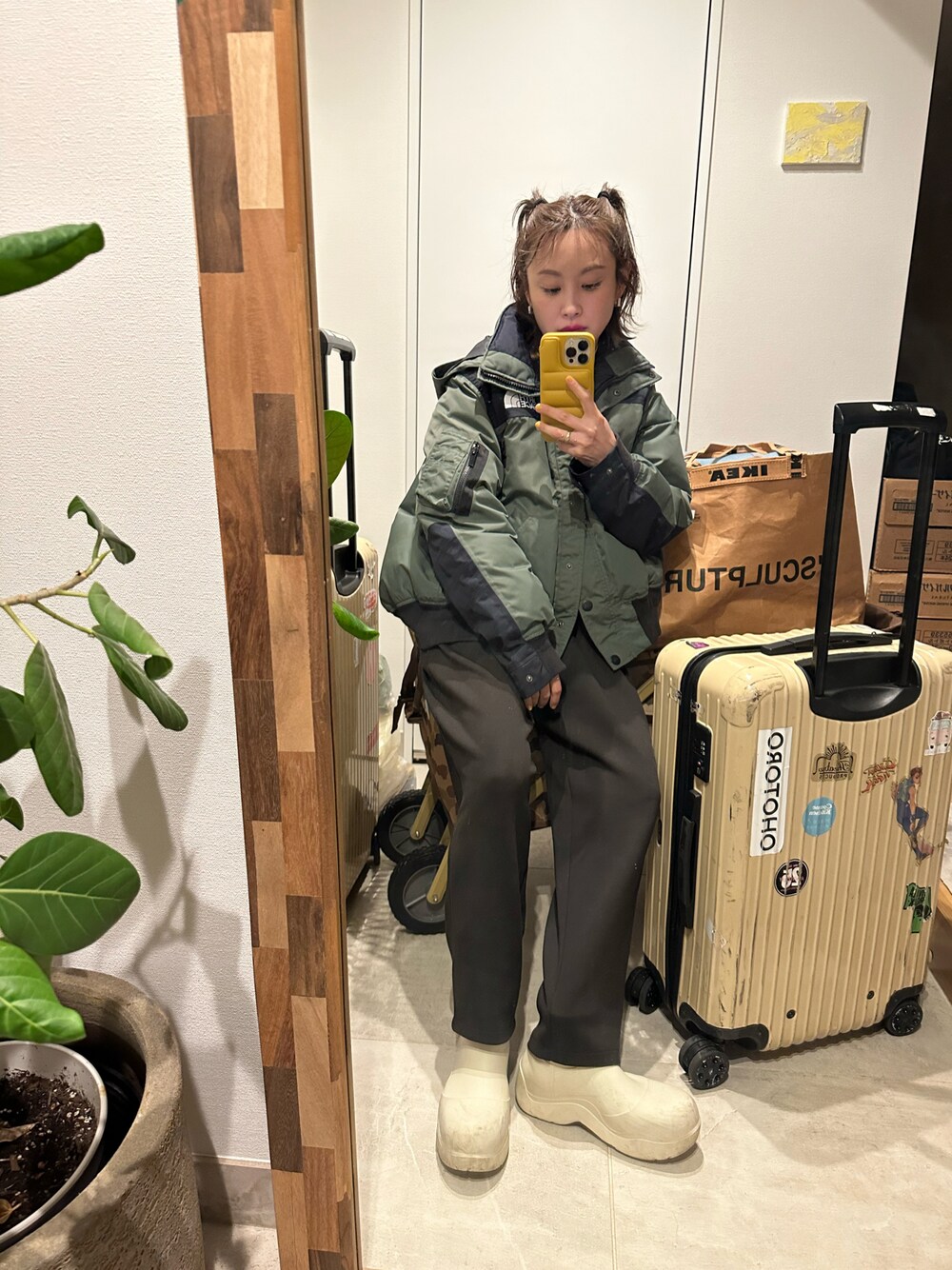 「ラフコーデ、リラックススタイル、セットアップ、スウェットコーデ、茶色、ブラウン、UNIQLO、UNIQLOコーデ、ユニクロコーデ、ユニクロ、sacai、THE NORTH FACE、高橋愛、154cm」｜「Sacaiのアイテム（ジャケット/アウター、グリーン系）」を使った、高橋愛さん（レディース・154cm）の春コーディネートの1枚目の写真