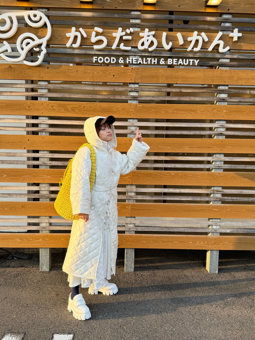 「春のおしゃ見えテクニック、春ファッション、高橋愛、154cm、PRADA、ローファー、おでかけコーデ、ELLA CANTARIA」｜「JW Andersonのアイテム（バッグ、イエロー系）」を使った、高橋愛さん（レディース・154cm）の春コーディネートの1枚目の写真