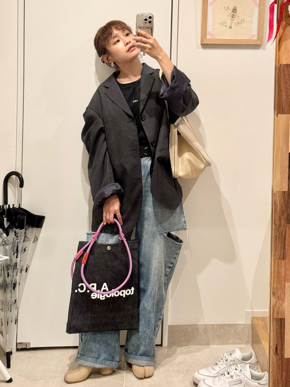 「A.P.C.、Topologie、コラボ、デニムバッグ、高橋愛、154cm、Maison Margiela、メゾンマルジェラ、holiday、Tシャツ、ジャケット、デニム」｜「A.P.C.のT-SHIRT JADE（Tシャツ/カットソー、ブラック系）」を使った、高橋愛さん（レディース・154cm）の夏コーディネートの1枚目の写真