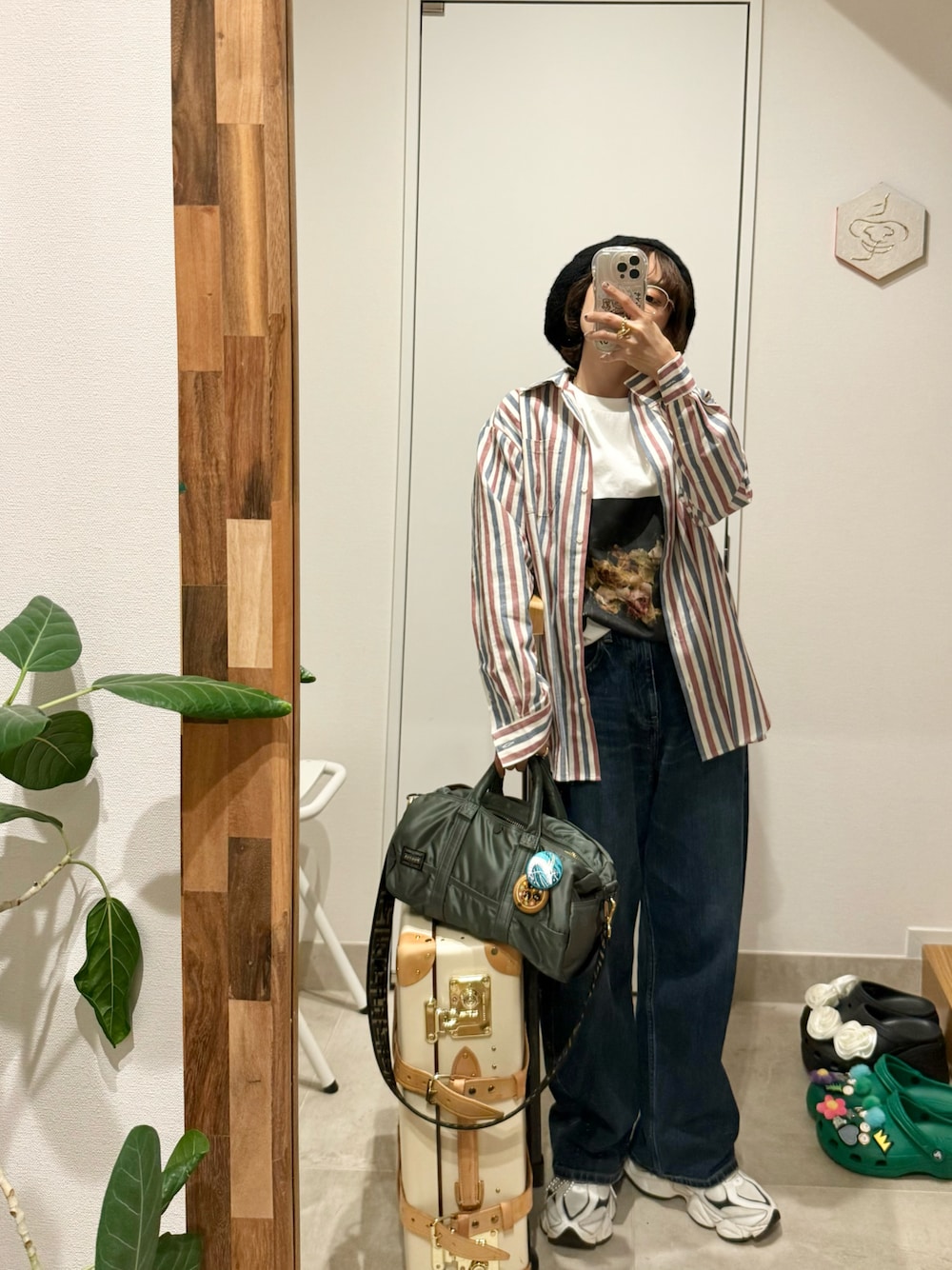 「sezane、セザンヌ、高橋愛、154cm、ストライプ、赤、RED CARD TOKYO、RED CARD、デニム、コクーンパンツ、スニーカー、デニムパンツ、オーバーサイズ、ポーター」｜「セザンヌのアイテム（シャツ/ブラウス、レッド系）」を使った、高橋愛さん（レディース・154cm）の秋コーディネートの1枚目の写真