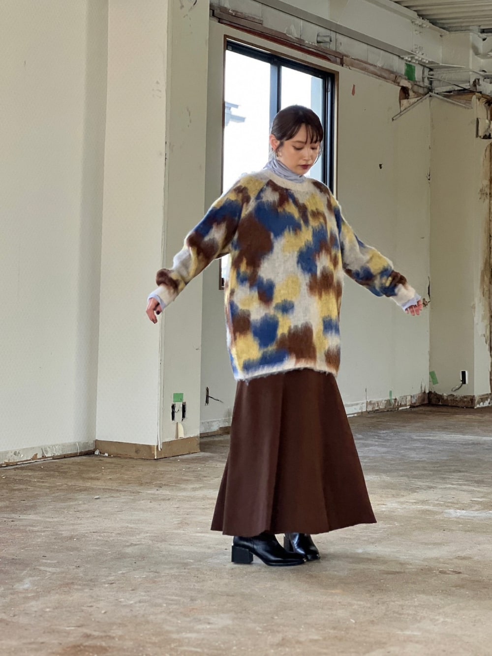 「重ね着ベストシーズン、秋冬コーデ、オトナ女子、秋服コーデ、オーバーサイズ、ニット、高橋愛、高橋愛コラボ、154cm、AMERICAN RAG CIE、アメリカンラグシー」｜「AMERICAN RAG CIEの【高橋愛さんコラボ】アブストラクト柄シャギーニット（ニット/セーター、ブルー系）」を使った、高橋愛さん（レディース・154cm）の秋コーディネートの1枚目の写真