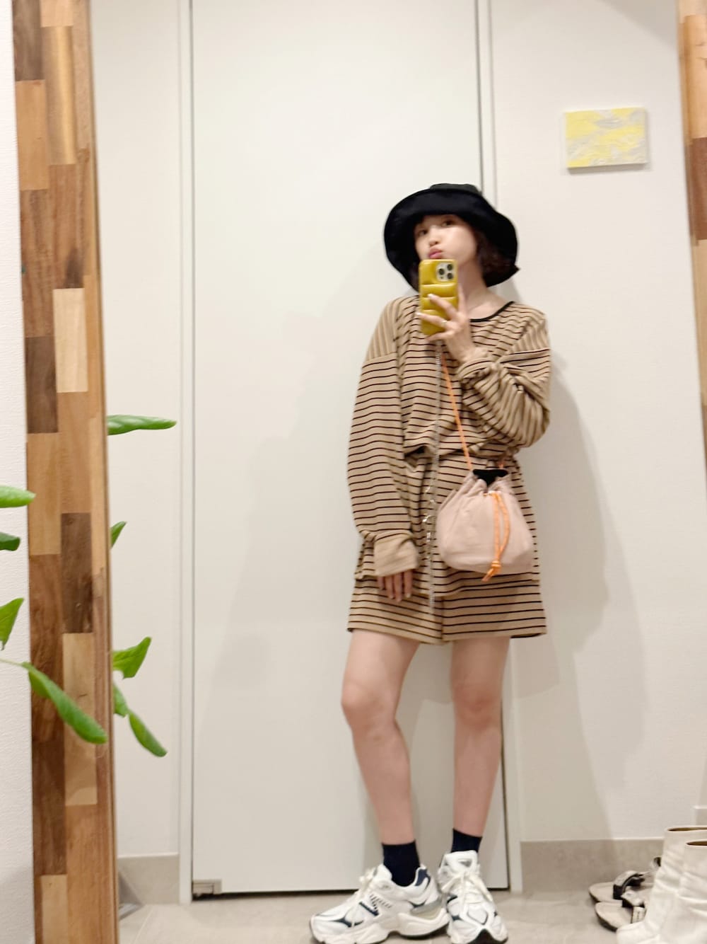 「willfully、高橋愛、セットアップ、ボーダー、カシュクール、haco!、ハコ、154cm」｜「haco!のhaco!×NOKI 花をまとうコラボシリーズ【アンスリウム】巾着バッグ（ショルダーバッグ、ピンク系）」を使った、高橋愛さん（レディース・154cm）の夏コーディネートの1枚目の写真