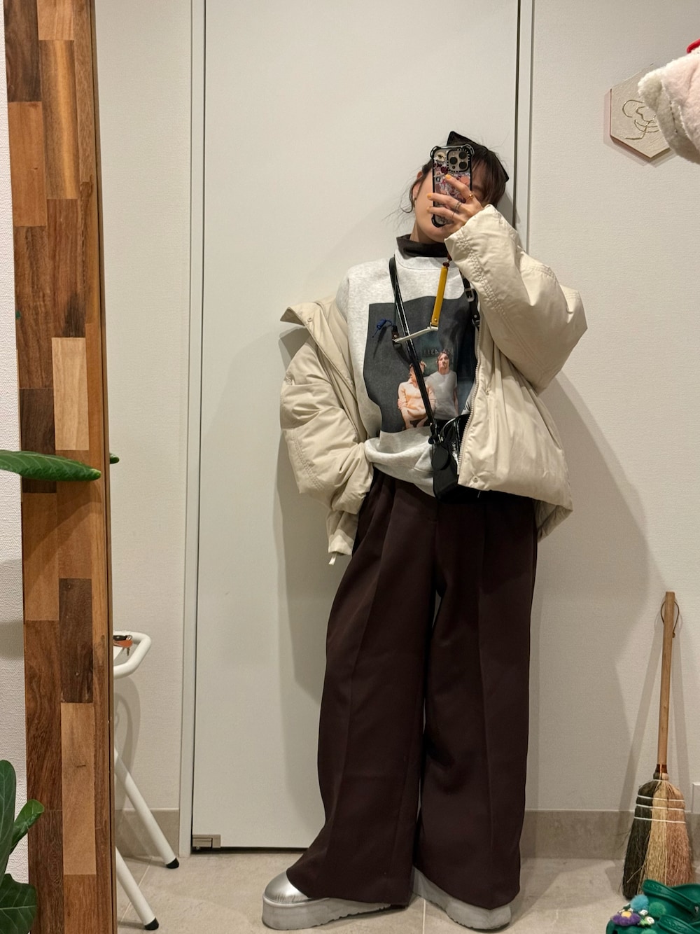 「UNIQLO U、UNIQLOユー、ユニクロユー、高橋愛、154cm、ショート丈ジャケット、ダウンジャケット、M to R、リトルサニーバイト、LSB」｜「Little sunny biteのアイテム（スウェット、ホワイト系）」を使った、高橋愛さん（レディース・154cm）の秋コーディネートの1枚目の写真
