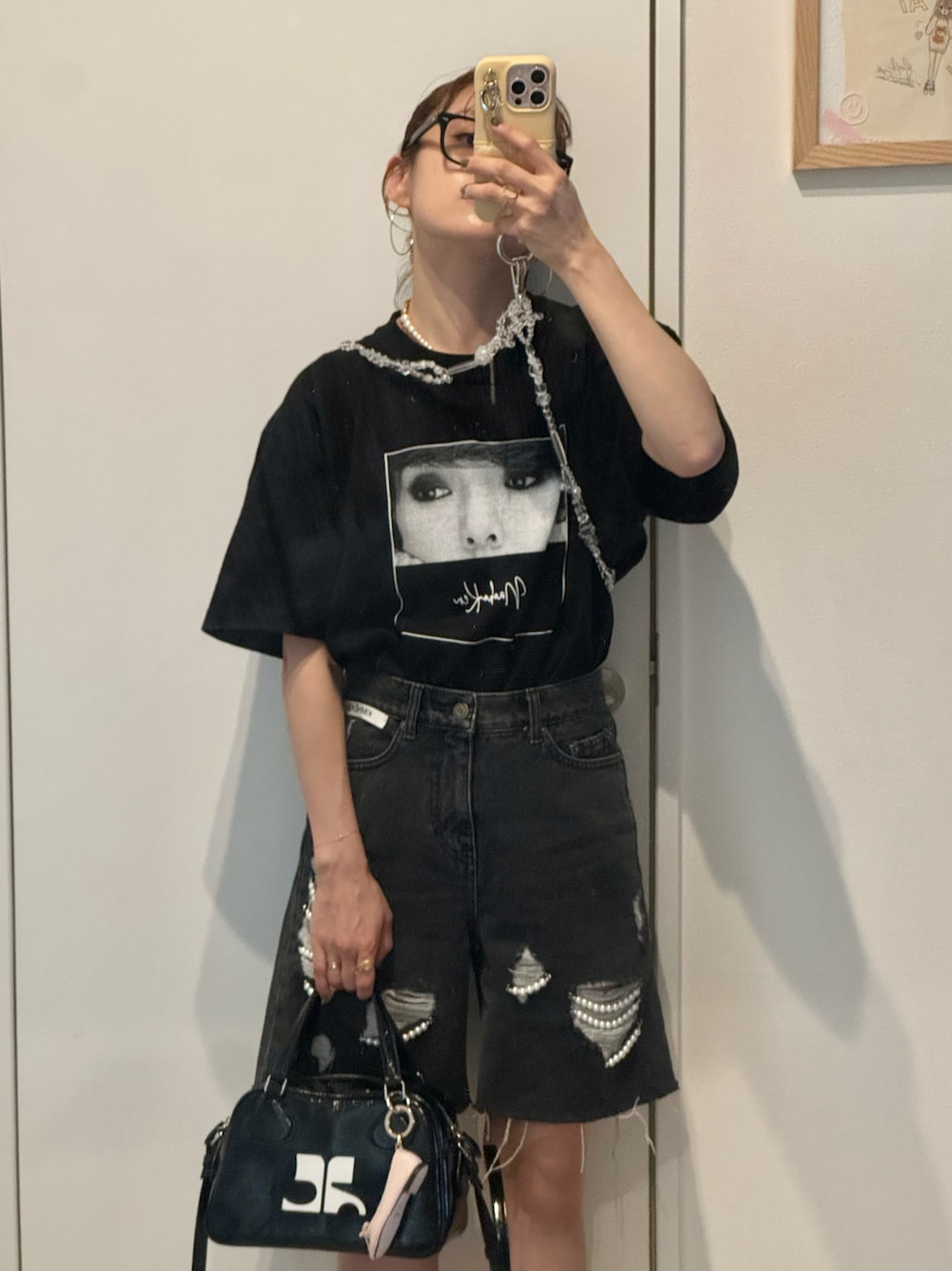 「研ナオコ、スポーツミックス、ハーフパンツ、154cm、高橋愛、KIMHEKIM、キムへキム、韓国ブランド、クレージュ、courreges、Tシャツ、デニム」｜「courregesのアイテム（バッグ、ブラック系）」を使った、高橋愛さん（レディース・154cm）の夏コーディネートの1枚目の写真