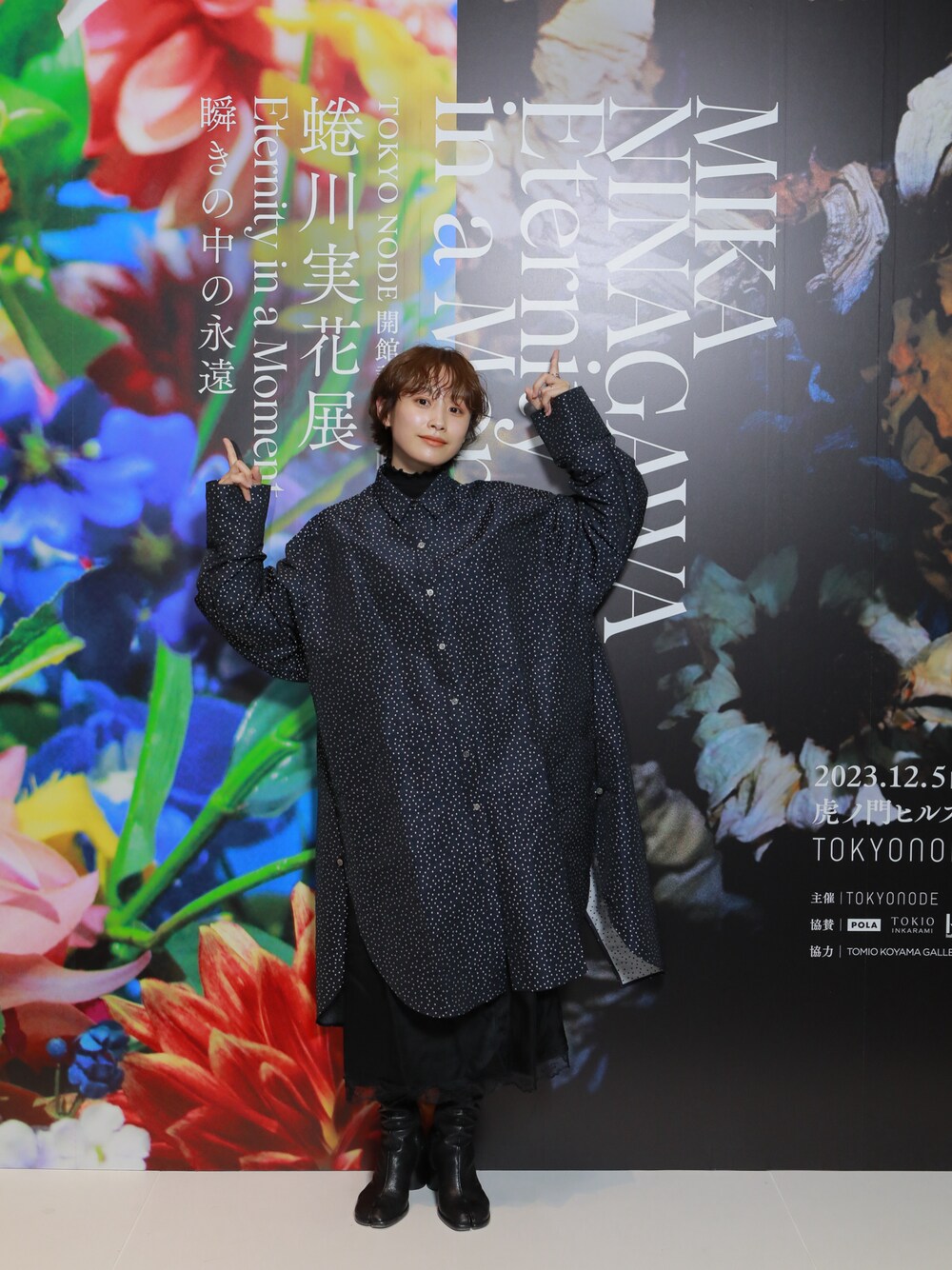 「秋冬コーデ、オールブラック、モノトーン、シャツワンピ、irene、アイレネ、高橋愛、ドット、ロングワンピース、ロングブーツ、黒ブーツ、Maison Margiela」｜「IRENEのアイテム（ワンピース/ドレス、ブラック系）」を使った、高橋愛さん（レディース・154cm）の冬コーディネートの1枚目の写真