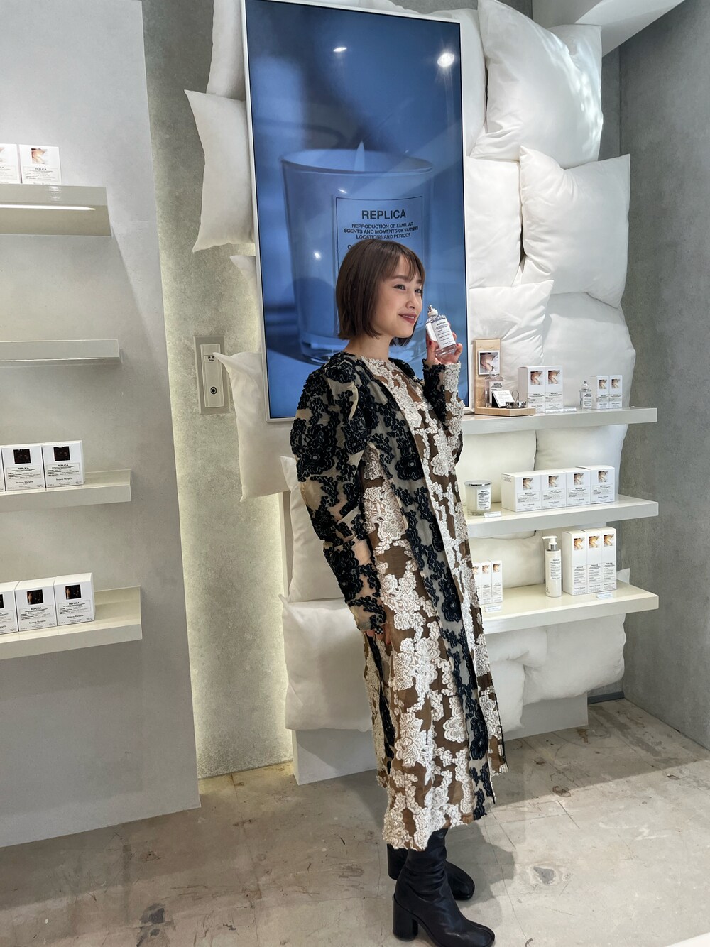 「Maison Margiela、レプリカ、レイジーサンデーモーニング、razy sunday morning、高橋愛、大人かわいい、154cm、tabi、足袋ブーツ、ロングブーツ、ボブ」｜「BEAMSのアイテム（ワンピース/ドレス、ブラック系）」を使った、高橋愛さん（レディース・154cm）の冬コーディネートの1枚目の写真