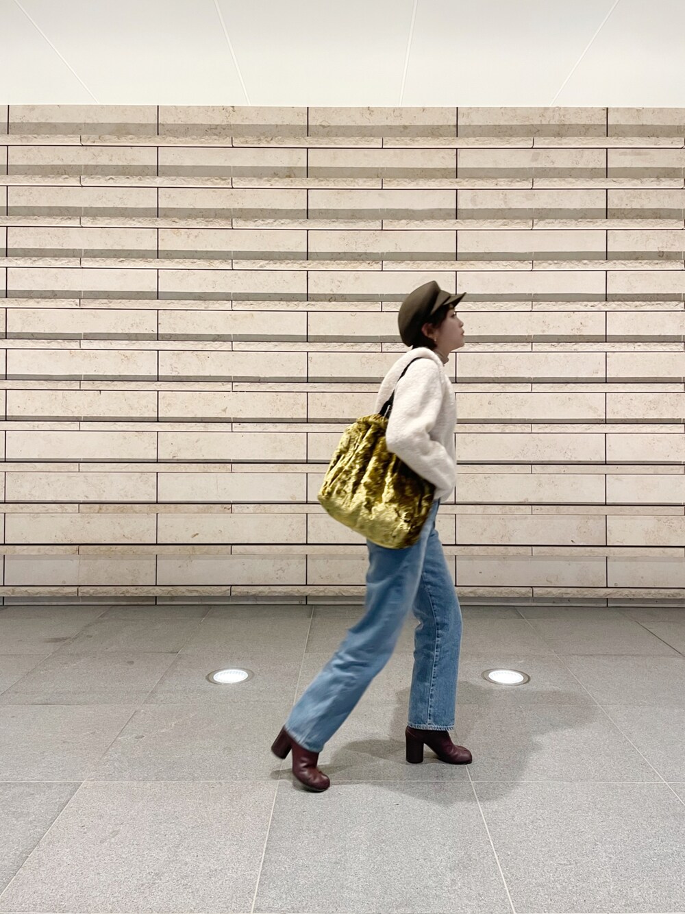「アーバンリサーチ、URBAN RESEARCH、高橋愛、154cm、tabi、Maison Margiela、キャスケット、AMOMENTO、韓国ファッション」｜「AMOMENTOのアイテム（カーディガン/ボレロ、ホワイト系）」を使った、高橋愛さん（レディース・154cm）の秋コーディネートの1枚目の写真