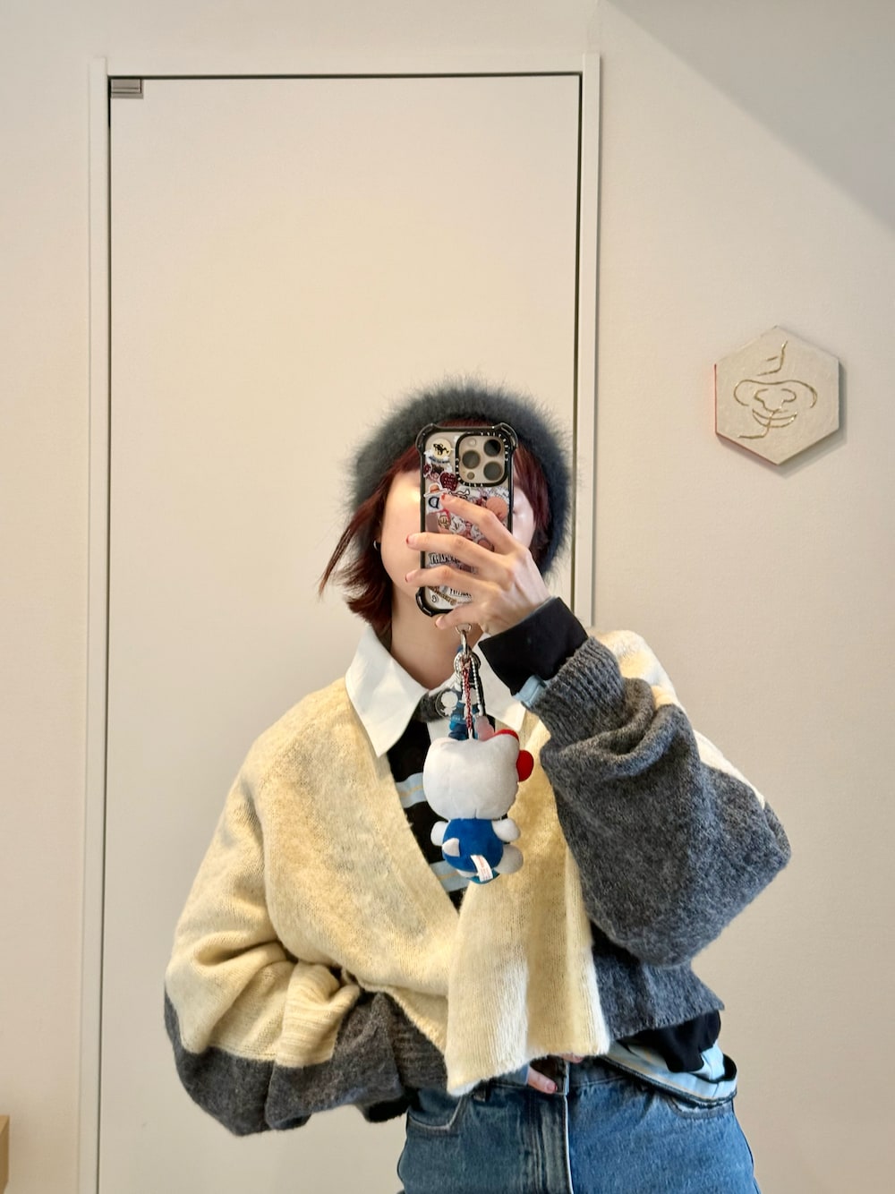 「韓国ファッション、Mardi Mercredi、ポロシャツ、ラガーシャツ、LOEWE、高橋愛、猫耳、韓国ニット帽、LOW CLASSIC」｜「Mardi Mercrediのアイテム（トップス、ブルー系）」を使った、高橋愛さん（レディース・154cm）の冬コーディネートの1枚目の写真