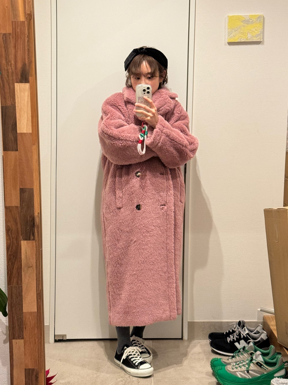 「ミックスコーデ、ピンクbba、高橋愛、カチューシャ、ファッションを楽しもう、converse、コンバース、グレーのタイツ、グレータイツ、リボン、黒スニーカー、ローテクスニーカー、ペタンコ靴、Max Mara、テディベアコート」｜「MAXMARA WEEKEND LINEのアイテム（ジャケット/アウター、ピンク系）」を使った、高橋愛さん（レディース・154cm）の冬コーディネートの1枚目の写真