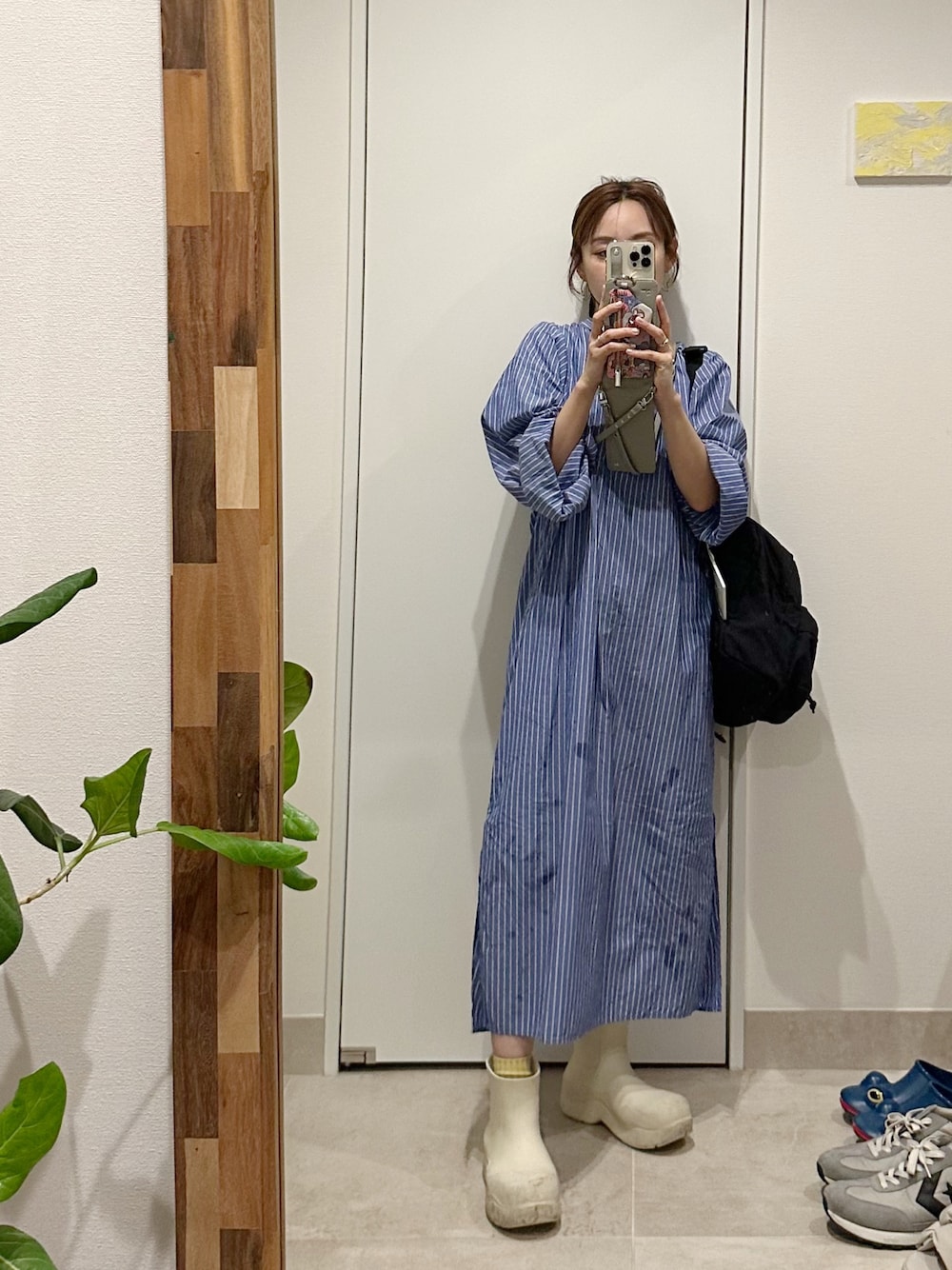 「雨の日コーデ、雨、ボーダー、ストライプシャツ、シャツワンピ、PHEENY、パドルブーツ、高橋愛、BOTTEGA VENETA、Maison Margiela、バックパック、ミニリュック」｜「PHEENYのアイテム（シャツワンピース、ブルー系）」を使った、高橋愛さん（レディース・154cm）の夏コーディネートの1枚目の写真