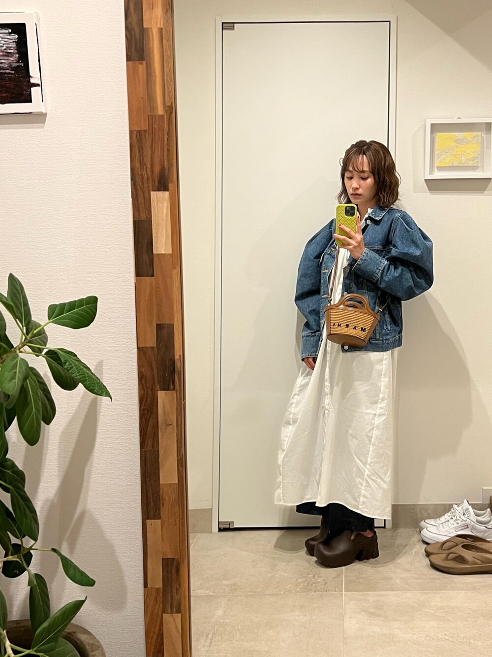 「ごきげんウィーク、大人カジュアル、シンプル、春コーデ、大人かわいい、大人女子、お出かけコーデ、きれいめカジュアル、BOTTEGA VENETA、スリッポン、高橋愛、MARNI、holiday、マロウ、154cm」｜「BOTTEGA VENETAのアイテム（スリッポン、ブラウン系）」を使った、高橋愛さん（レディース・154cm）の春コーディネートの1枚目の写真