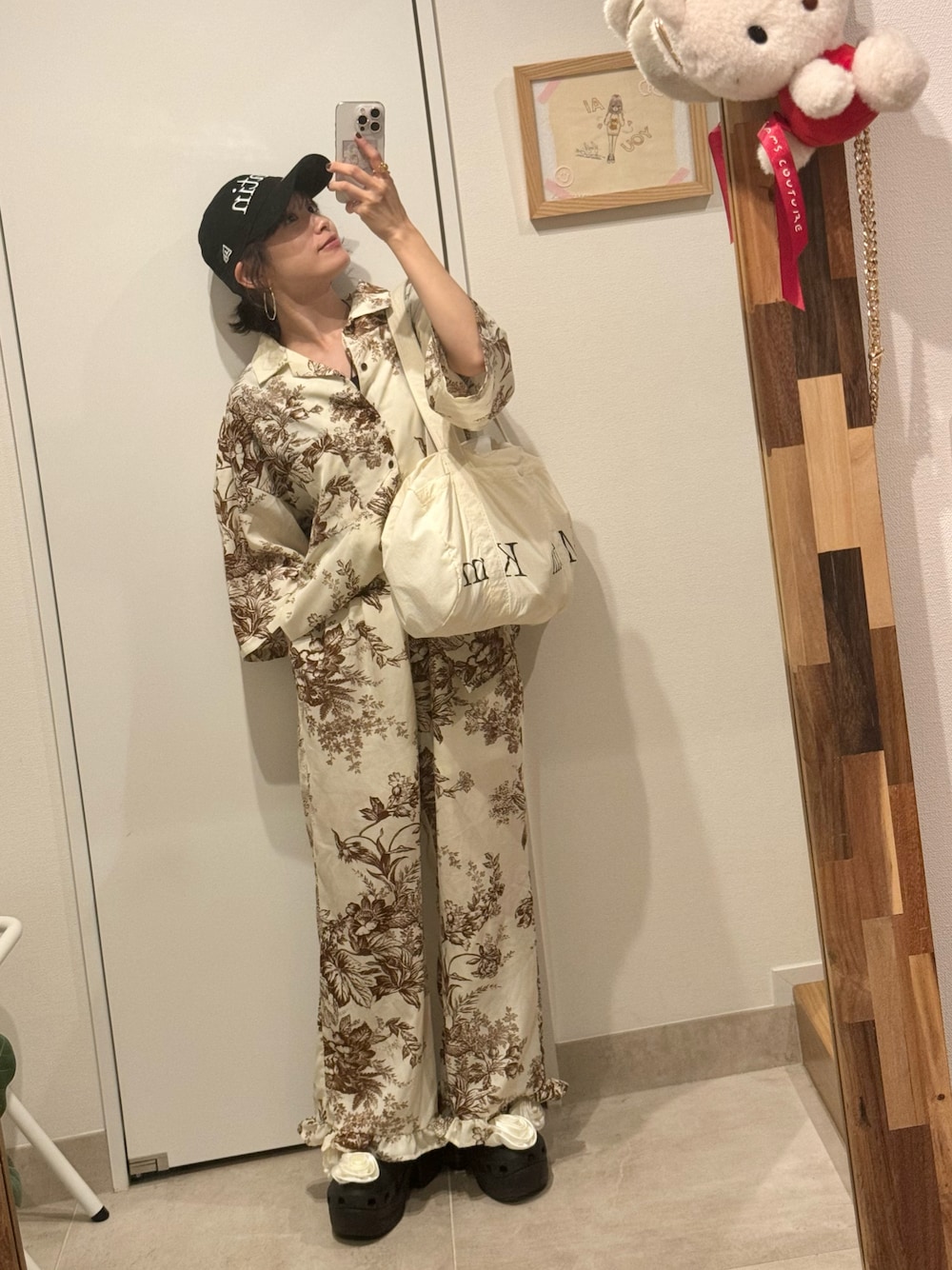 「セットアップ、セットアップスタイル、セットアップ好き、秋のコーデ、厚底シューズ、crocs、クロックス、高橋愛、CAP、NEW ERA、にゅーえら」｜「OPULENCEの花柄オープンカラーシャツ（シャツ/ブラウス、ブラウン系）」を使った、高橋愛さん（レディース・154cm）の秋コーディネートの1枚目の写真