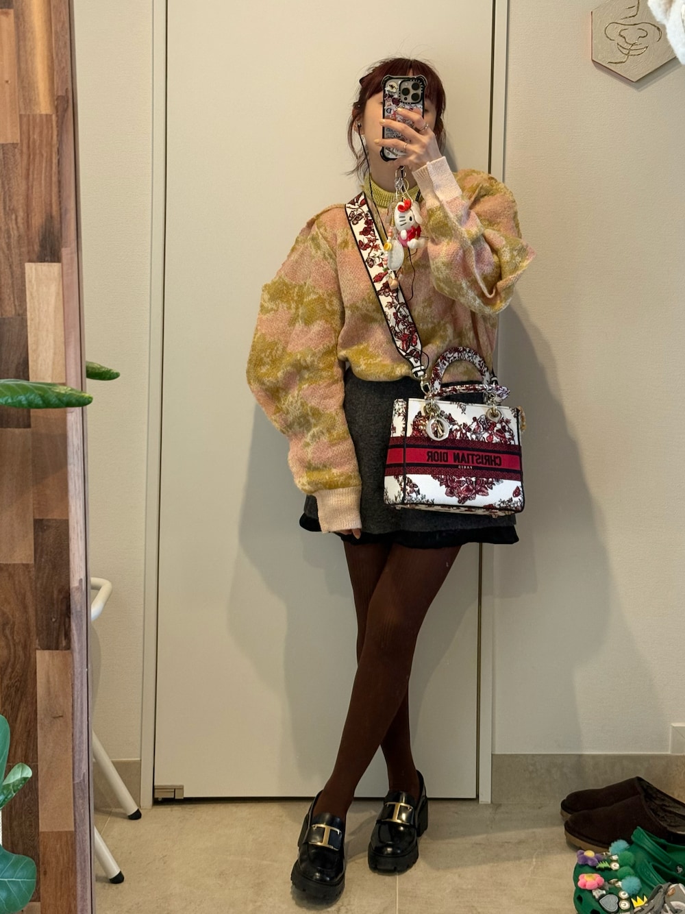 「TOGA PULLA、トーガ、ニット、ピンクBBA、高橋愛、結婚記念日、デートコーデ、茶色、茶タイツ、christian dior、Dior、styling /、TODS」｜「TOGA PULLAのアイテム（ニット/セーター、ピンク系）」を使った、高橋愛さん（レディース・154cm）の冬コーディネートの1枚目の写真