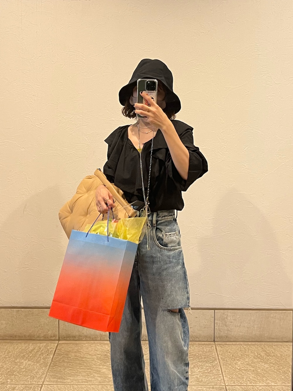 「休日スタイル、大人カジュアル、秋物準備はじめました、秋カラー、高橋愛、154cm、ブラック、黒、ブラウス×デニム、vis-‵a-vis、ビザビ、高橋愛コラボ、Maison Margiela、デニム」｜「vis-`a-visの【WEB限定】【高橋愛コラボ】【洗える】ラッフルフリルブラウス（シャツ/ブラウス、ブラック系）」を使った、高橋愛さん（レディース・154cm）の秋コーディネートの1枚目の写真