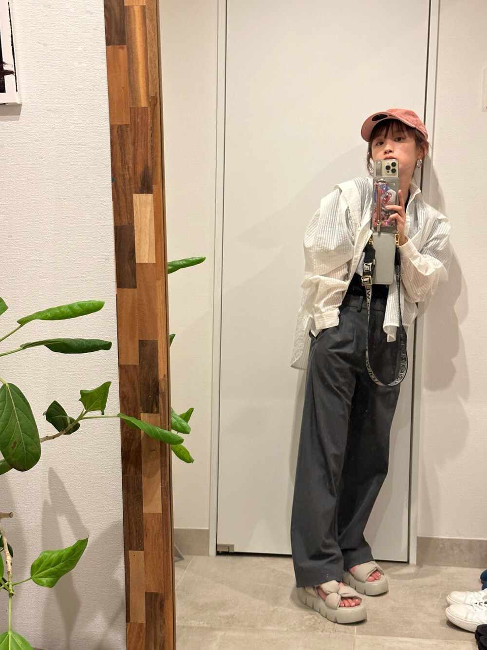 「ラクチンコーデ、大人コーデ、カジュアルコーデ、city、UNITED TOKYO、高橋愛、154cm」｜「UNITED TOKYOのアイテム（シャツ/ブラウス、ホワイト系）」を使った、高橋愛さん（レディース・154cm）の夏コーディネートの1枚目の写真