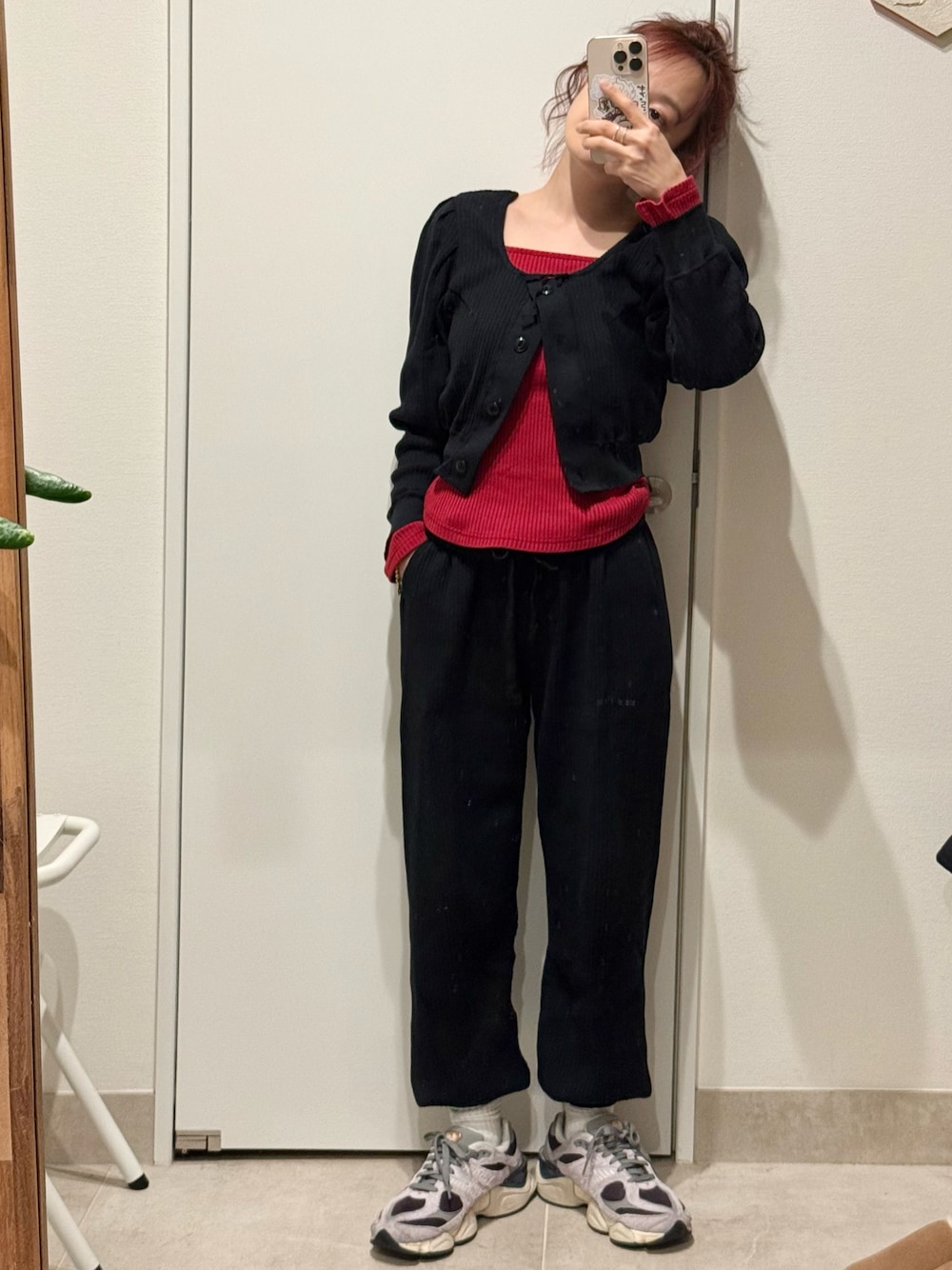 「赤、underson underson、アンダーソンアンダーソン、カップ付きトップス、セットアップ、サーマル、OSHIMA REI」｜「OSHIMA REIのアイテム（トップス、ブラック系）」を使った、高橋愛さん（レディース・154cm）の春コーディネートの1枚目の写真