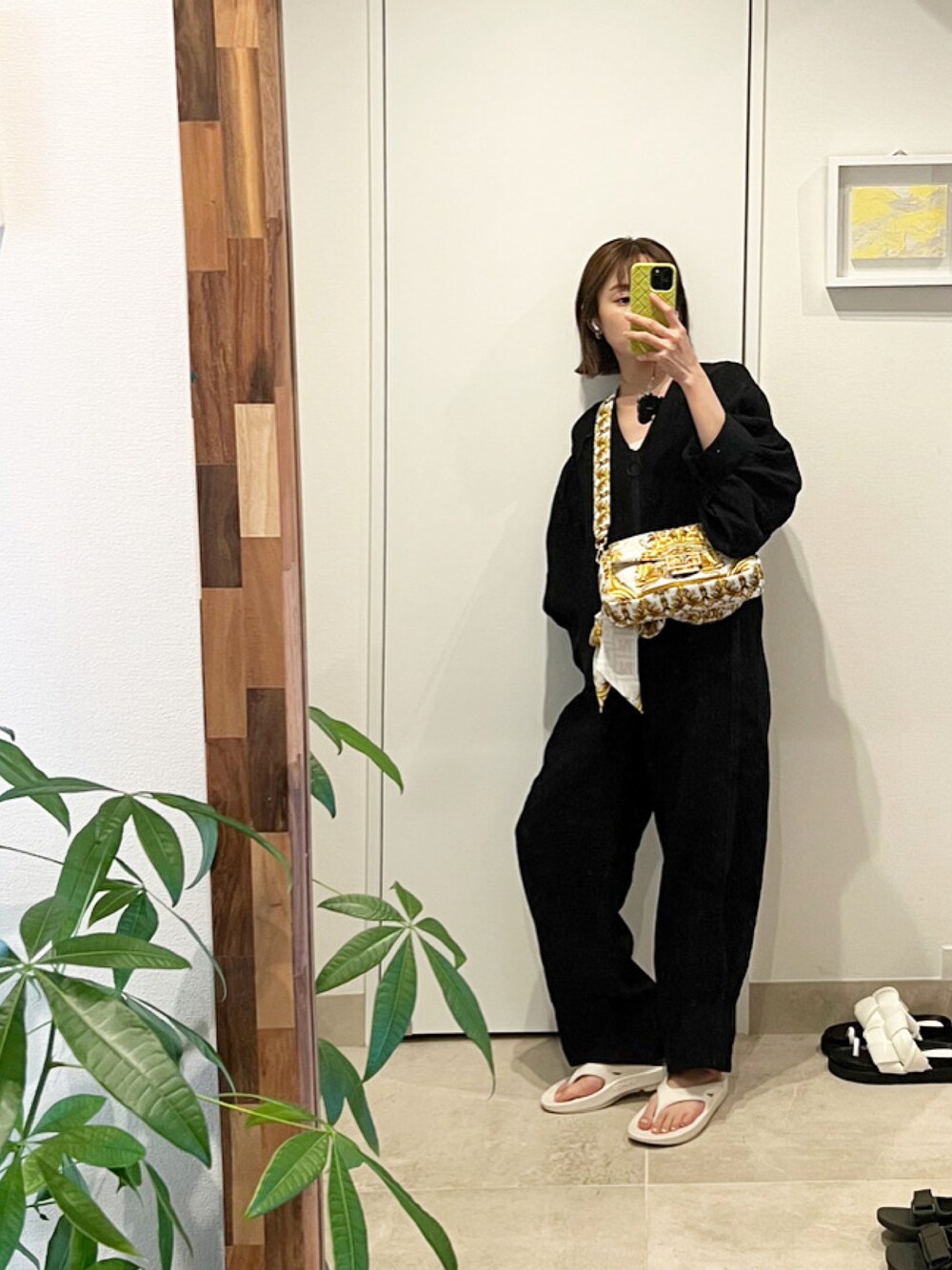 「シンプルコーデ、オトナ女子、oofos、ウーフォス、高橋愛、フェンダーチェ、FENDACE、fendi by versace、versace、ベルサーチ」｜「styling/のアイテム（オールインワン・サロペット、ブラック系）」を使った、高橋愛さん（レディース・154cm）の夏コーディネートの1枚目の写真