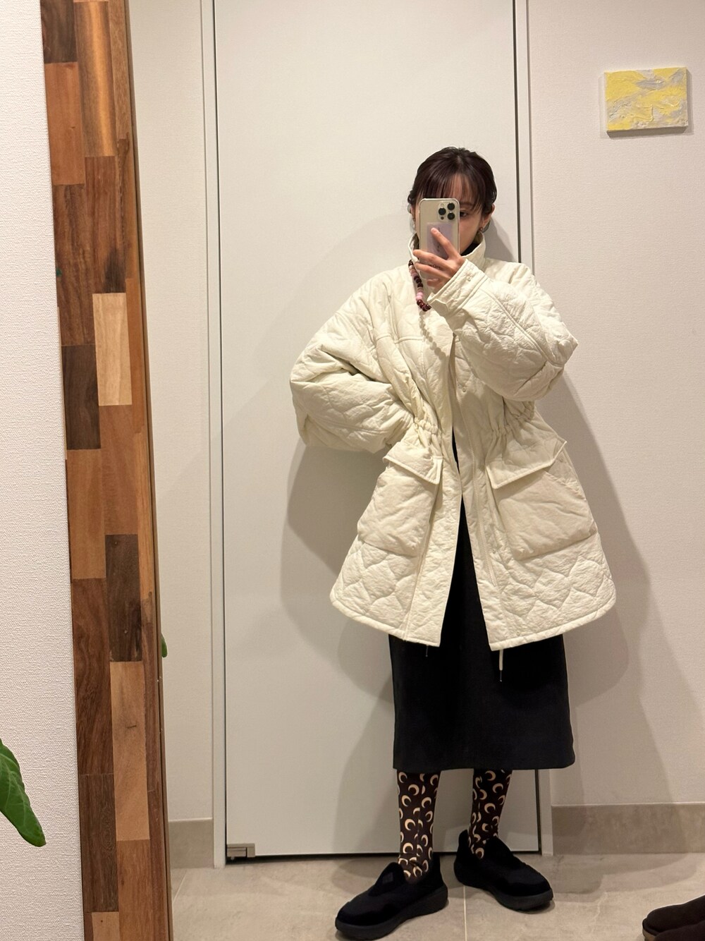 「大人カジュアル、秋服、秋冬コーデ、アウター、やっとアウター着れる！、高橋愛、154cm、FREAK’Ｓ STORE、フリークスストア、白アウター、marine serre、マリーンセル、柄タイツ、コロンビア、UNIQLO」｜「FREAK'S STOREのワッシャーキルトスタンドコート（ミリタリージャケット、ホワイト系）」を使った、高橋愛さん（レディース・154cm）の秋コーディネートの1枚目の写真
