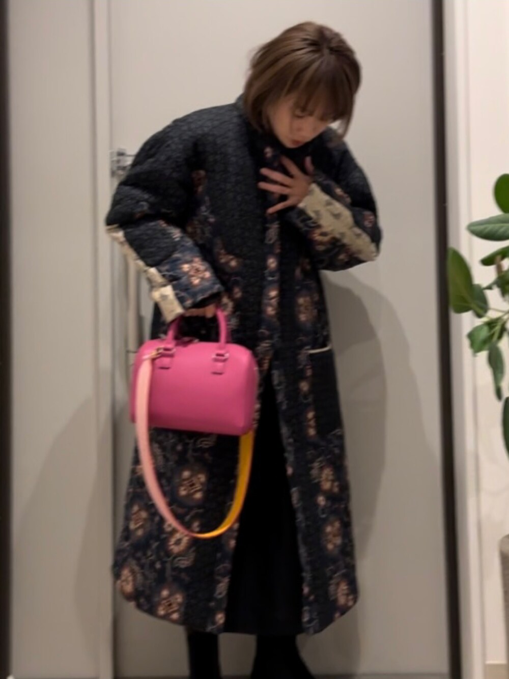 「着回しコーデ、高橋愛、154cm、ピンク、UNIQLO、FENDI、sea new york、EMPORIO ARMANI、サイドゴアブーツ、ボストンバッグ、キレイめ」｜「UNIQLOのアイテム（ボストンバッグ、ピンク系）」を使った、高橋愛さん（レディース・154cm）の冬コーディネートの1枚目の写真