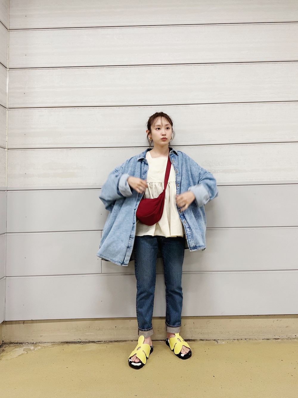 「デニムオンデニム、アンスクリア、INSCRIRE、高橋愛、154cm、titivate、CAMPER、カンペール」｜「UNIQLOのアイテム（バッグ、レッド系）」を使った、高橋愛さん（レディース・154cm）の春コーディネートの1枚目の写真