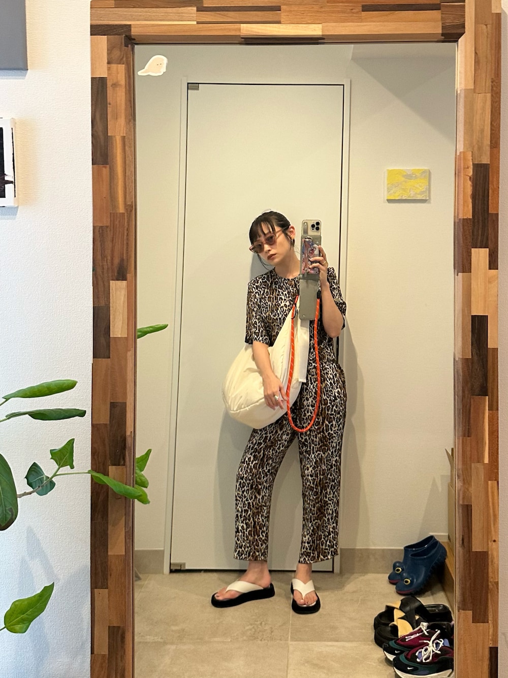 「アツいコーデ全部見せ、セットアップ、全身豹柄、高橋愛、154cm、The Row、ザロー、THINGS THAT MATTER、豹柄、デカバッグ、サングラス、ayame」｜「OSHIMA REIのアイテム（トップス、ブラウン系）」を使った、高橋愛さん（レディース・154cm）の夏コーディネートの1枚目の写真