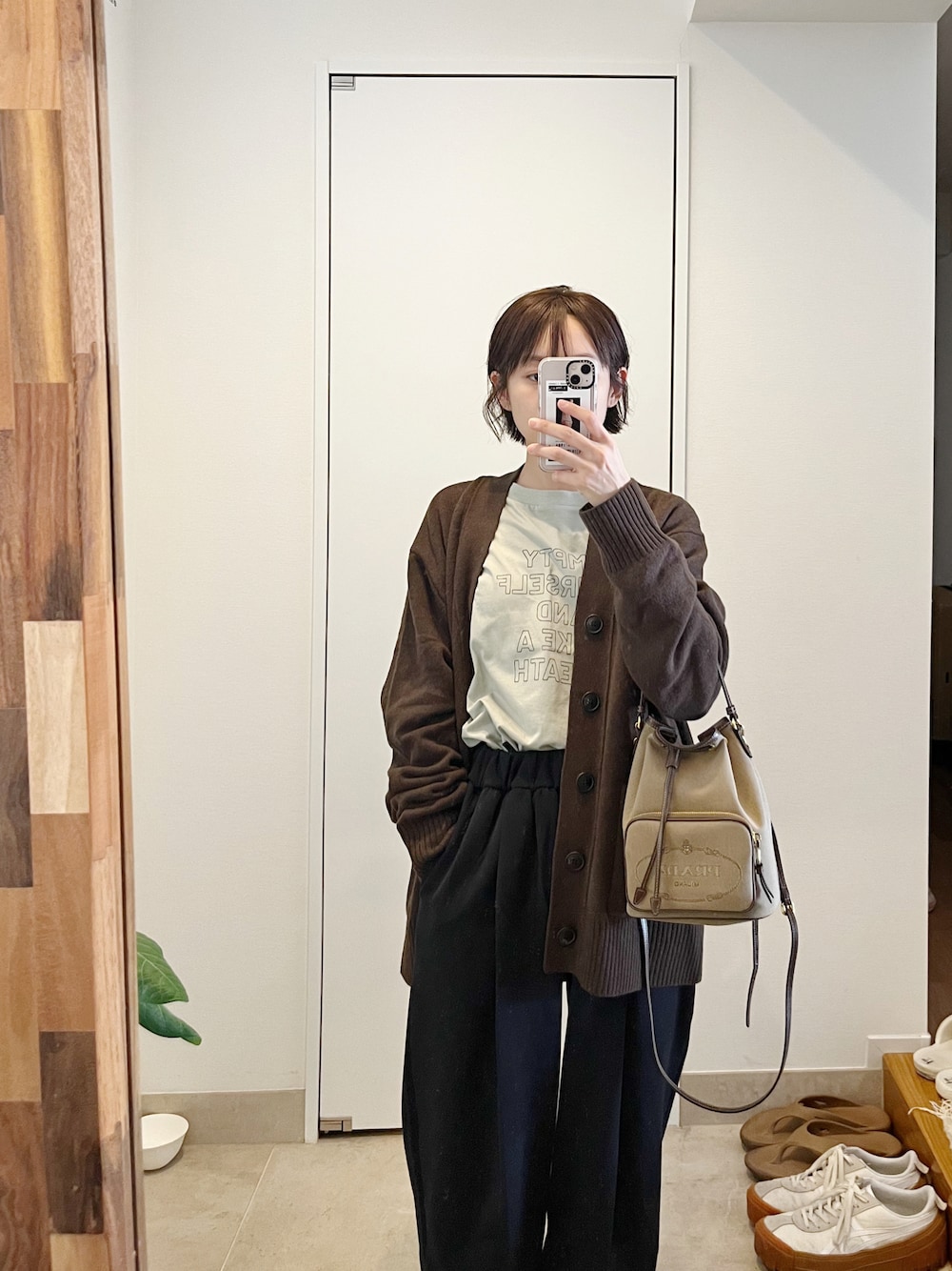 「大人カジュアル、ゆるコーデ、秋冬コーデ、パンツスタイル、カーディガン、メンズライク、高橋愛、154cm、+J、ユニクロ、fukuu、ふくうコーデ、スウェットパンツ、PRADA、巾着バッグ」｜「fukuuのTAKE A BREATH Tee（Tシャツ/カットソー、グリーン系）」を使った、高橋愛さん（レディース・154cm）の冬コーディネートの1枚目の写真