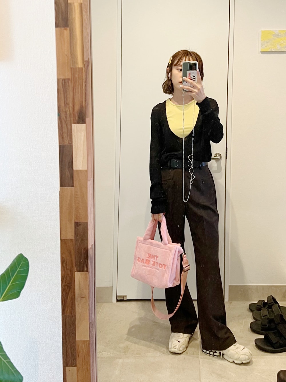 「MARC JACOBS、ピンクBBA、秋コーデ、カジュアル、着回しコーデ、秋先取りコーデ、高橋愛、154cm、vis-à-vis、ビザビ」｜「PoFFのアイテム（タンクトップ、イエロー系）」を使った、高橋愛さん（レディース・154cm）の夏コーディネートの1枚目の写真