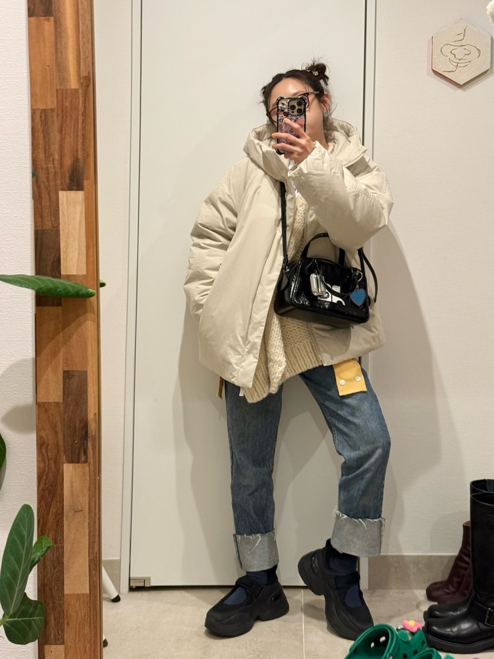 「マルディメクルディ、Mardi Mercredi、マルディMardi Mercredi スウェット、Mardi、韓国ファッション、韓国ブランド、154cm、デニム、UNIQLO、ユニクロユー、UNIQLO U、高橋愛、ZARA、マリメッコ、リーバイス」｜「UNIQLOのアイテム（ダウンジャケット/コート、ホワイト系）」を使った、高橋愛さん（レディース・154cm）の秋コーディネートの1枚目の写真