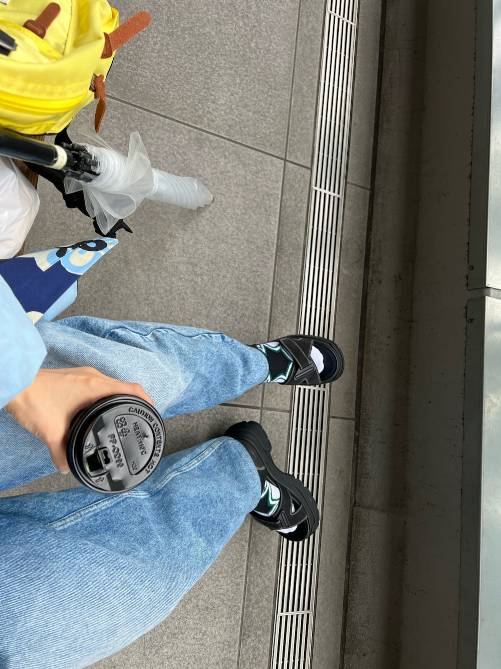 「カジュアルコーデ、パンツスタイル、シンプル、サンダル、梅雨コーデ、デニム、154cm、高橋愛、マルジェラ、Maison Margiela」｜「Maison Margielaのアイテム（シューズ、ブラック系）」を使った、高橋愛さん（レディース・154cm）の夏コーディネートの1枚目の写真