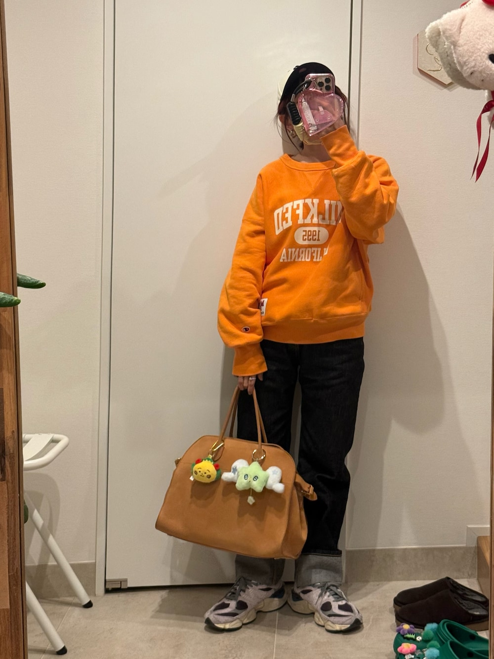 「MILKFED.、ミルクフェド、デニム、studior330、ブラックデニム、オレンジ、チャンピオン、スウェット、スニーカー、New Balance、The Row、高橋愛」｜「MILKFED.のアイテム（スウェット、オレンジ系）」を使った、高橋愛さん（レディース・154cm）の冬コーディネートの1枚目の写真
