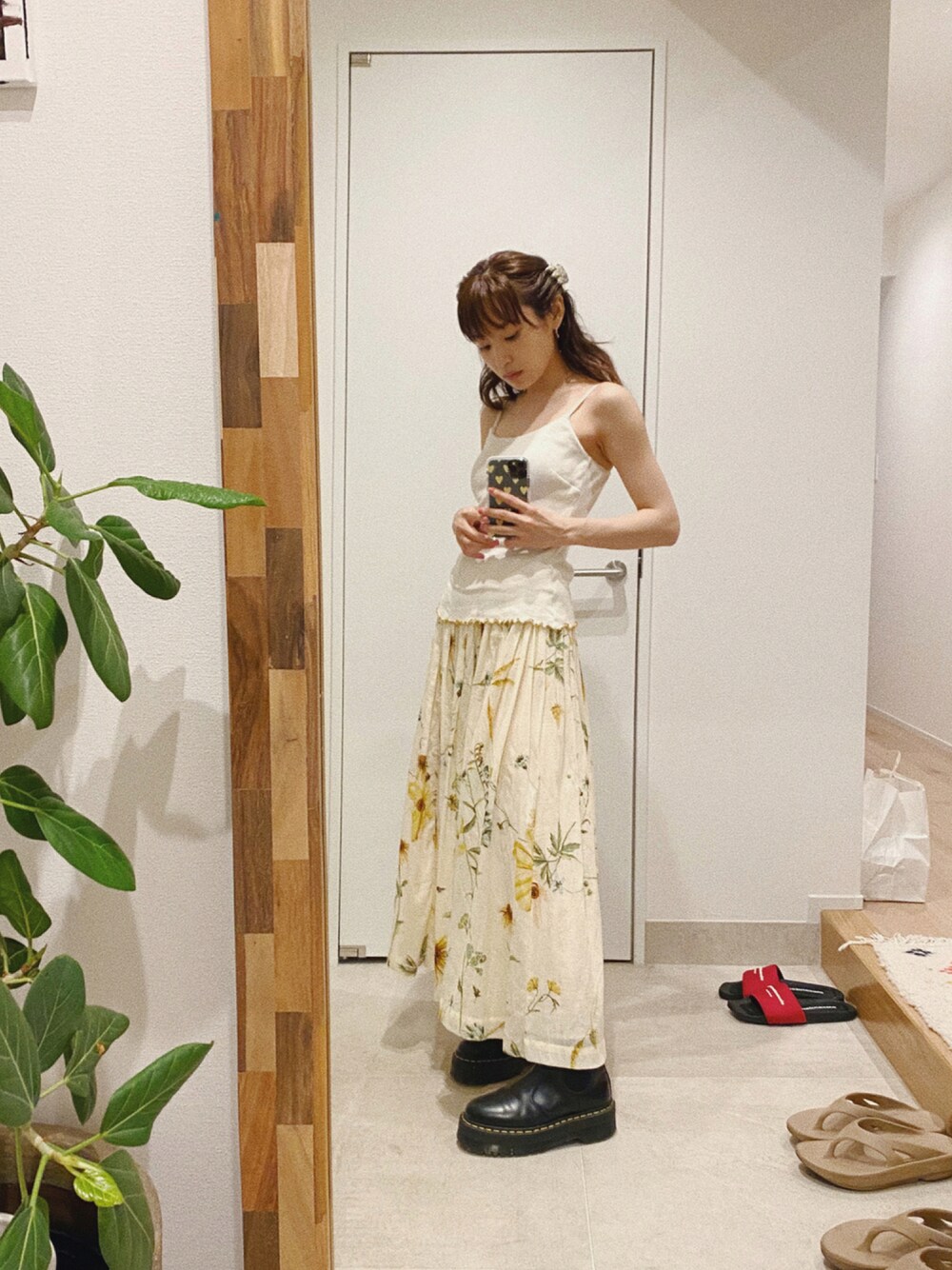 「fukuu、ふくうコーデ、高橋愛、154cm、H&M、エイチアンドエム、ボタニカル柄、キャミソール、カップ付きキャミソール、メロウ」｜「fukuuのオーガニックコットン　裾メローリブキャミソール（キャミソール、ホワイト系）」を使った、高橋愛さん（レディース・154cm）の夏コーディネートの1枚目の写真