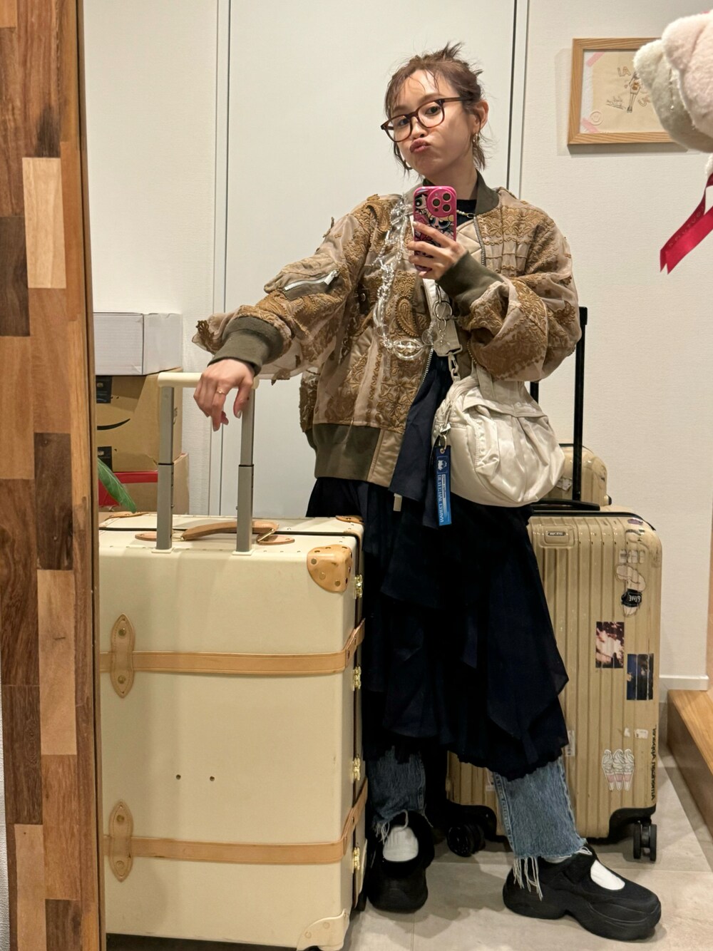 「雨の日コーデ、厚底シューズ、高橋愛、154cm、sacai、MA-1、シースルー、デニム、レイヤードスタイル、studior330」｜「Sacaiのアイテム（ジャケット/アウター、ブラウン系）」を使った、高橋愛さん（レディース・154cm）の夏コーディネートの1枚目の写真