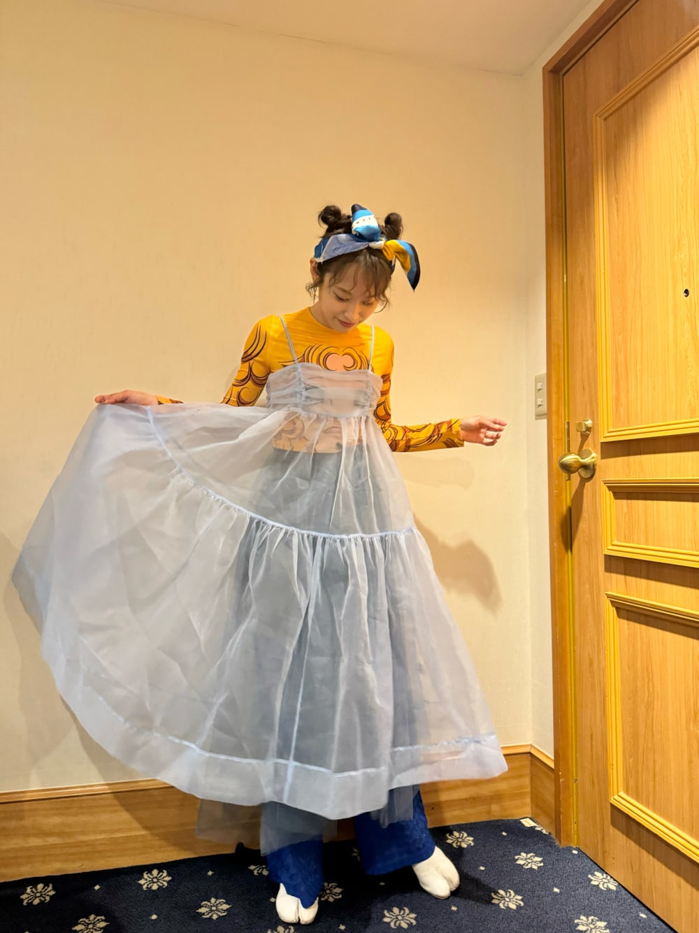 「pushbutton、poppy、ハマフェス、青コーデ、UNIQLO×MARNI、ユニクロマルニ、ユニクロマルニスカーフ、スカーフアレンジ、レイヤードスタイル、レイヤリング、高橋愛、154cm、虜、Maison Margiela、足袋ブーツ」｜「pushBUTTONのアイテム（Tシャツ/カットソー、イエロー系）」を使った、高橋愛さん（レディース・154cm）の夏コーディネートの1枚目の写真