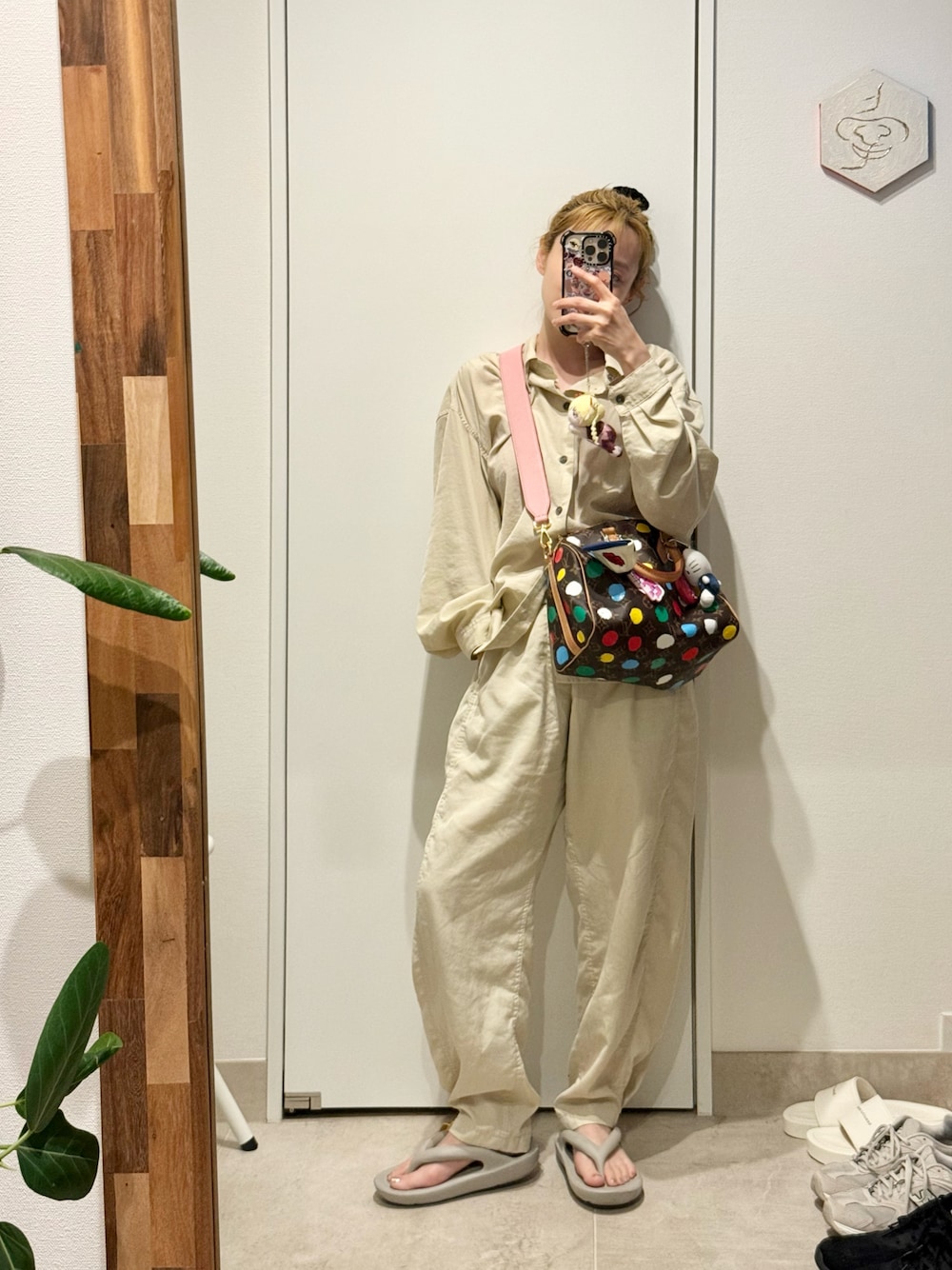 「ユニクロ、高橋愛、セットアップ、金髪、ビーサン、スポサン」｜「UNIQLOのアイテム（シャツ/ブラウス、ベージュ系）」を使った、高橋愛さん（レディース・154cm）の春コーディネートの1枚目の写真