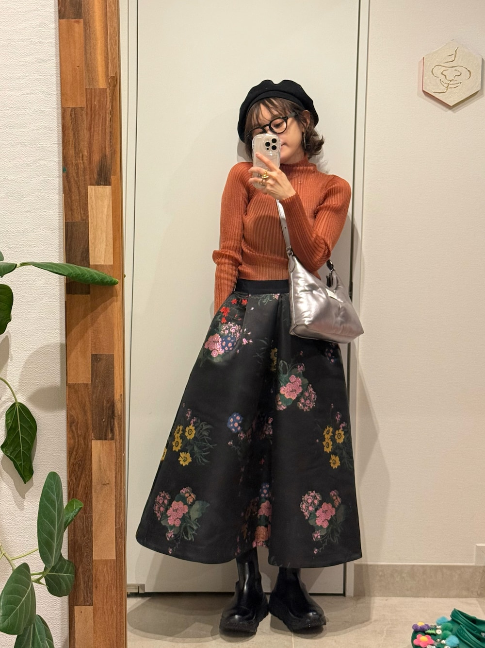 「秋っぽコーデ更新中、めがね、オトナカジュアル、秋カラー、ボリュームスカート、ERDEM、ERDEM×H&M、H&M、高橋愛、154cm、シースルー、透け感、le ciel bleu」｜「KIJIMA TAKAYUKIのアイテム（ハンチング/ベレー帽、ブラック系）」を使った、高橋愛さん（レディース・154cm）の秋コーディネートの1枚目の写真